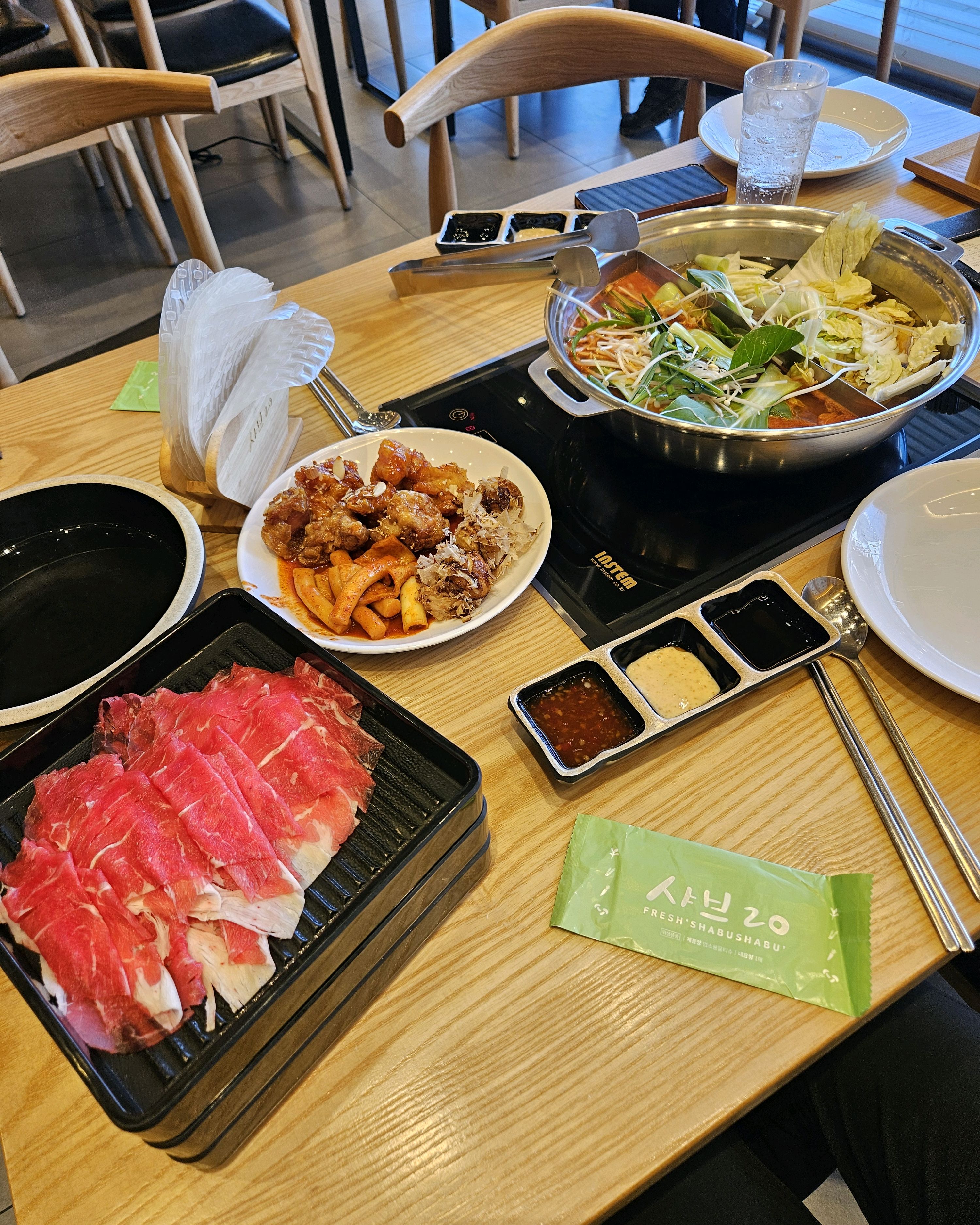 처음가봤는데 샤브샤브도 맛있고 사이드 메뉴들도 너무 맛있어요! 마지막에 에스프레소와 아이스