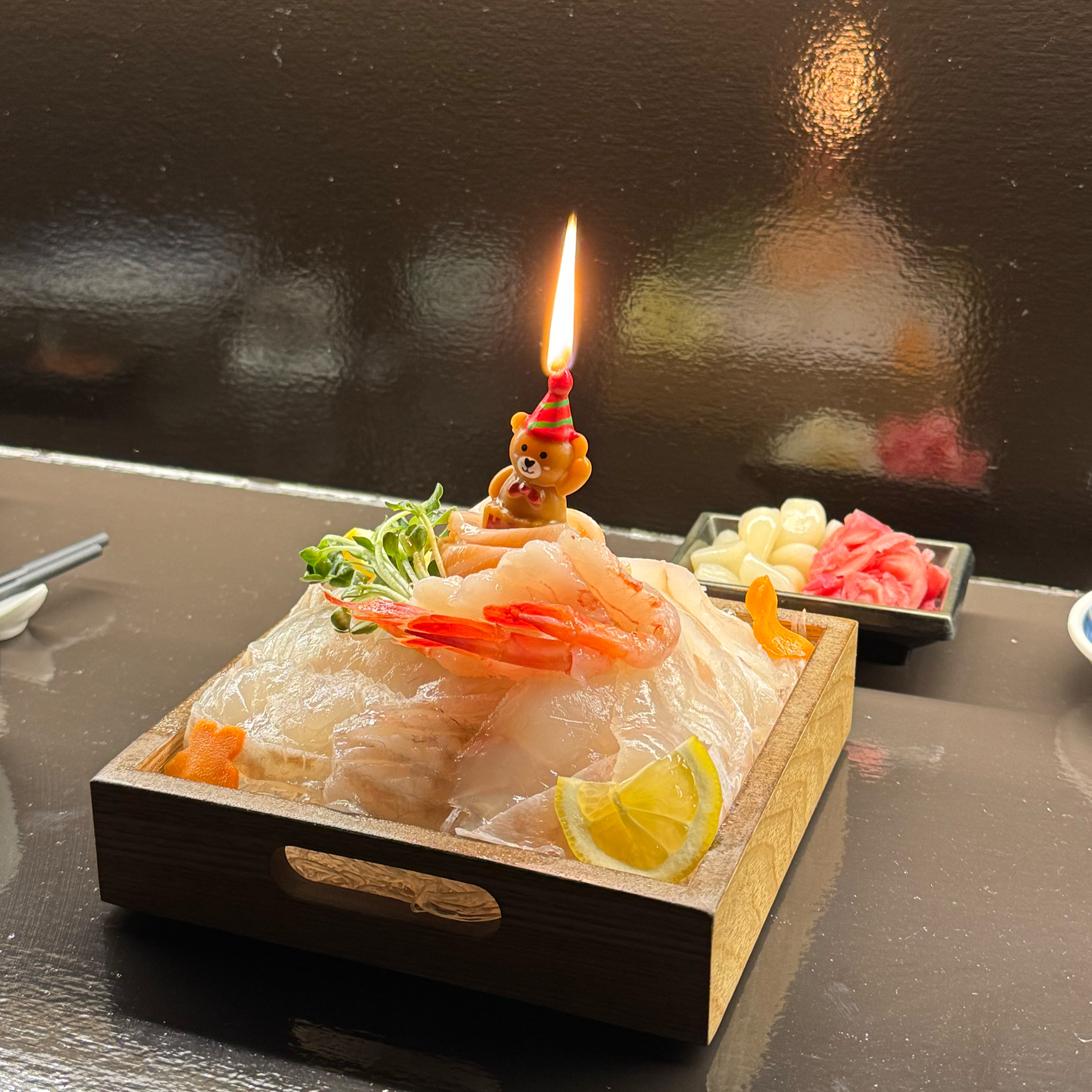 사시미케이크 덕분에 특별하게 생일축하 할수있었어요!! 음식들도 너무 맛있고 매장도 차분하니