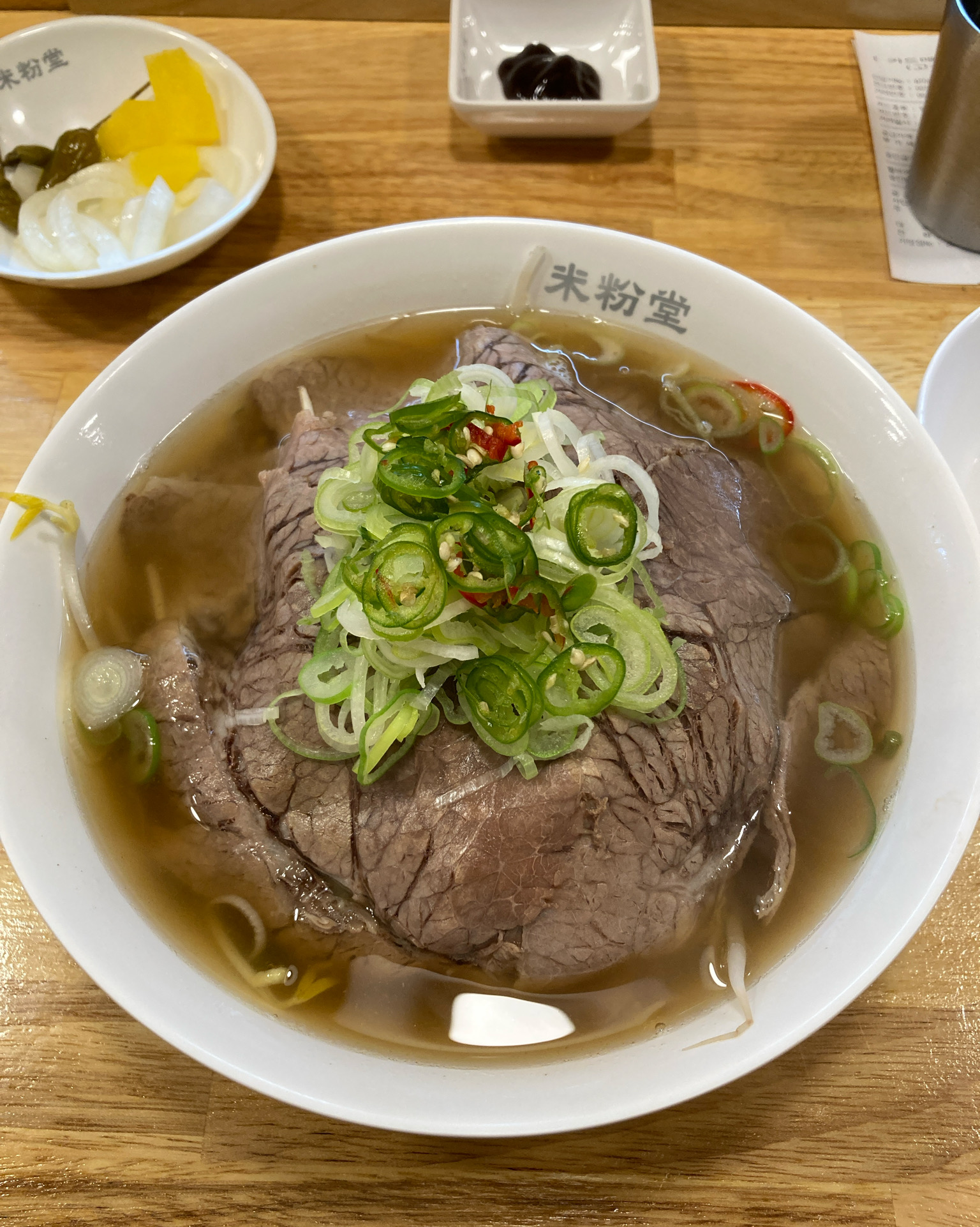 사장님이 친절하게 먼저 필요한 것들을 리필해주셔서 감동이었어요. 맛도 물론 좋고, 깨끗해요