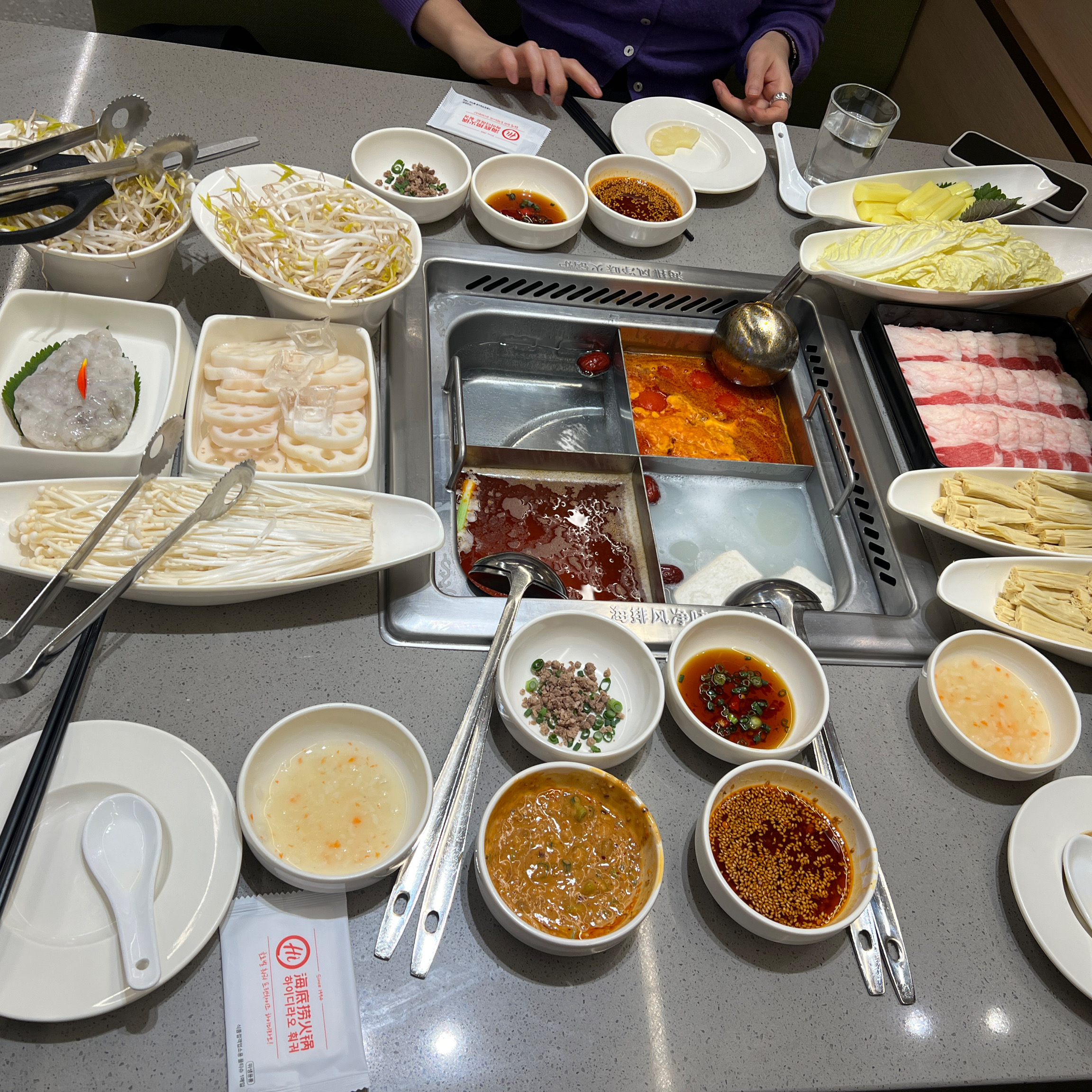 그 유명한 하이디라오에 드디어 가봤습니다. 왜 유명하지 싶었는데 먹어보니 알겠더만요. 대기