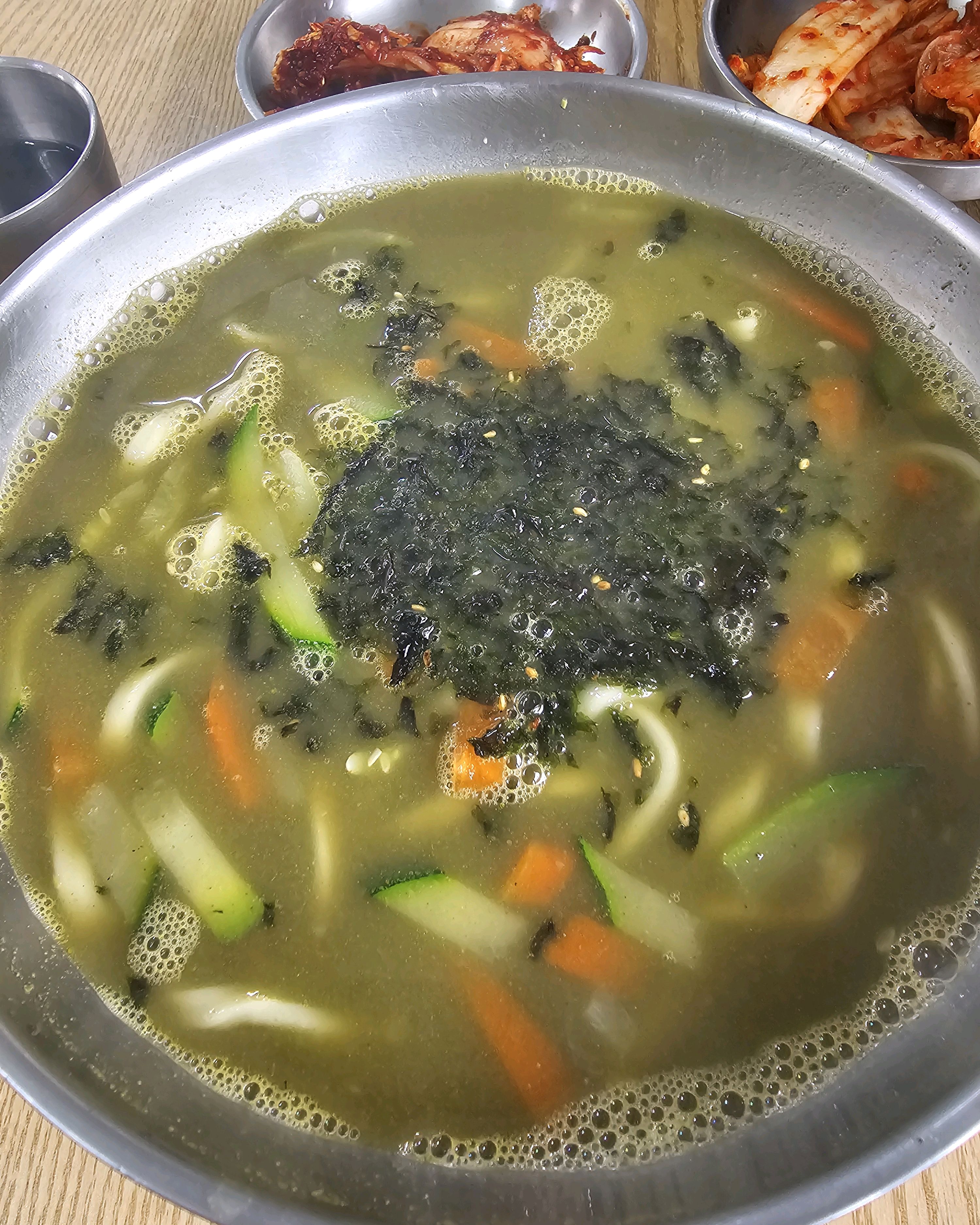 보말칼국수가 엄청 국물이 진하고 맛나요~  김치도 국내산이고 사장님이 친절하십니다 추웠는데