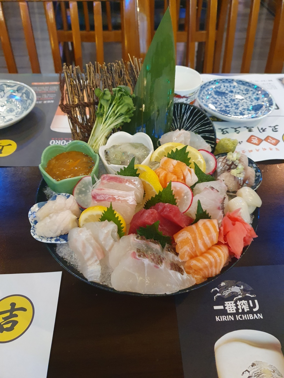 푸짐한 모듬사시미 최고! 두툼한 생선살 비린내 없이 담백한 맛 안주로 딱입니다. 분위기