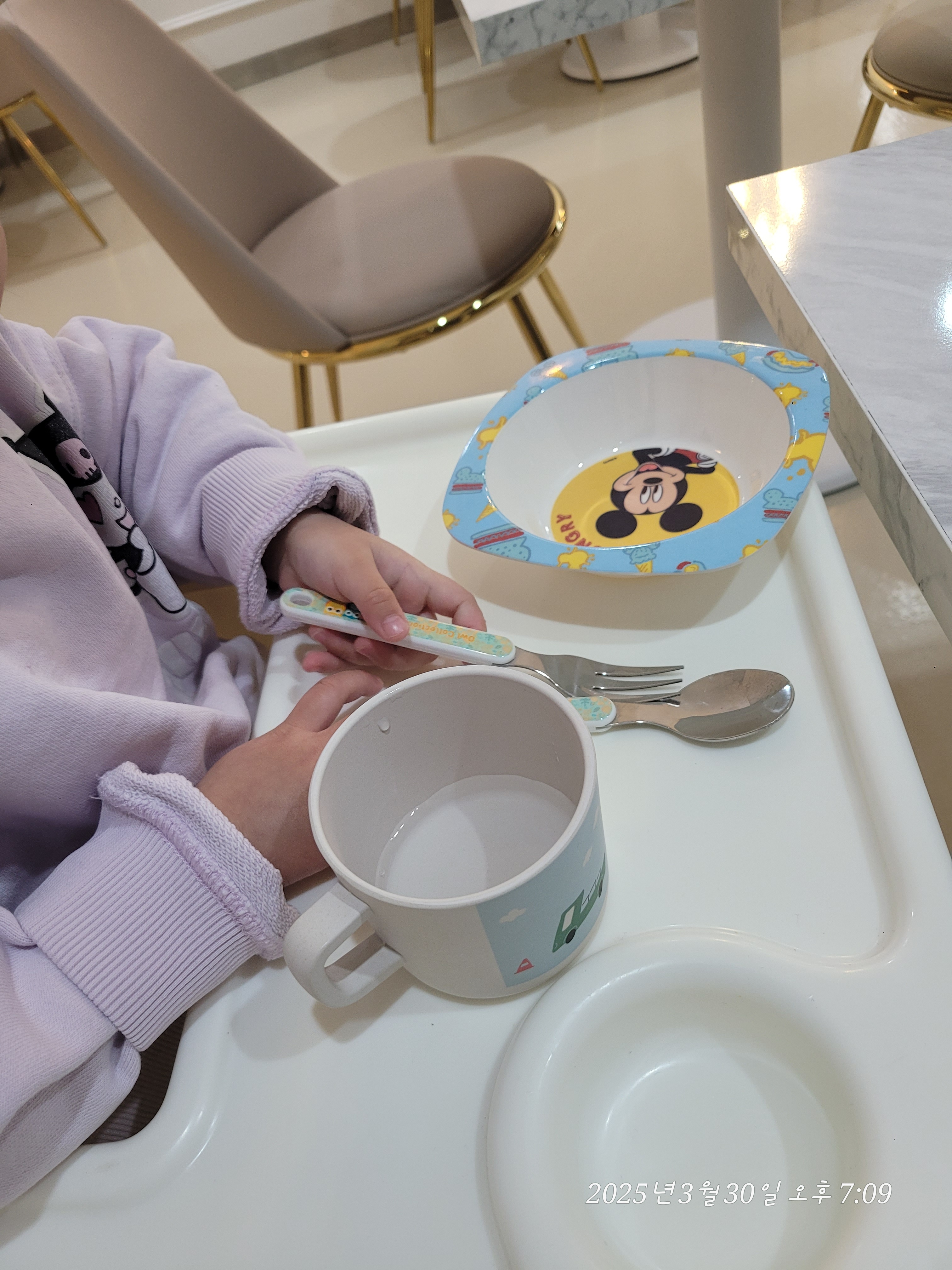 분위기 너무 좋고, 아기의자도 있고 아기 식기구도 챙겨주셔서 아기랑 오기 좋아요. 오일파스