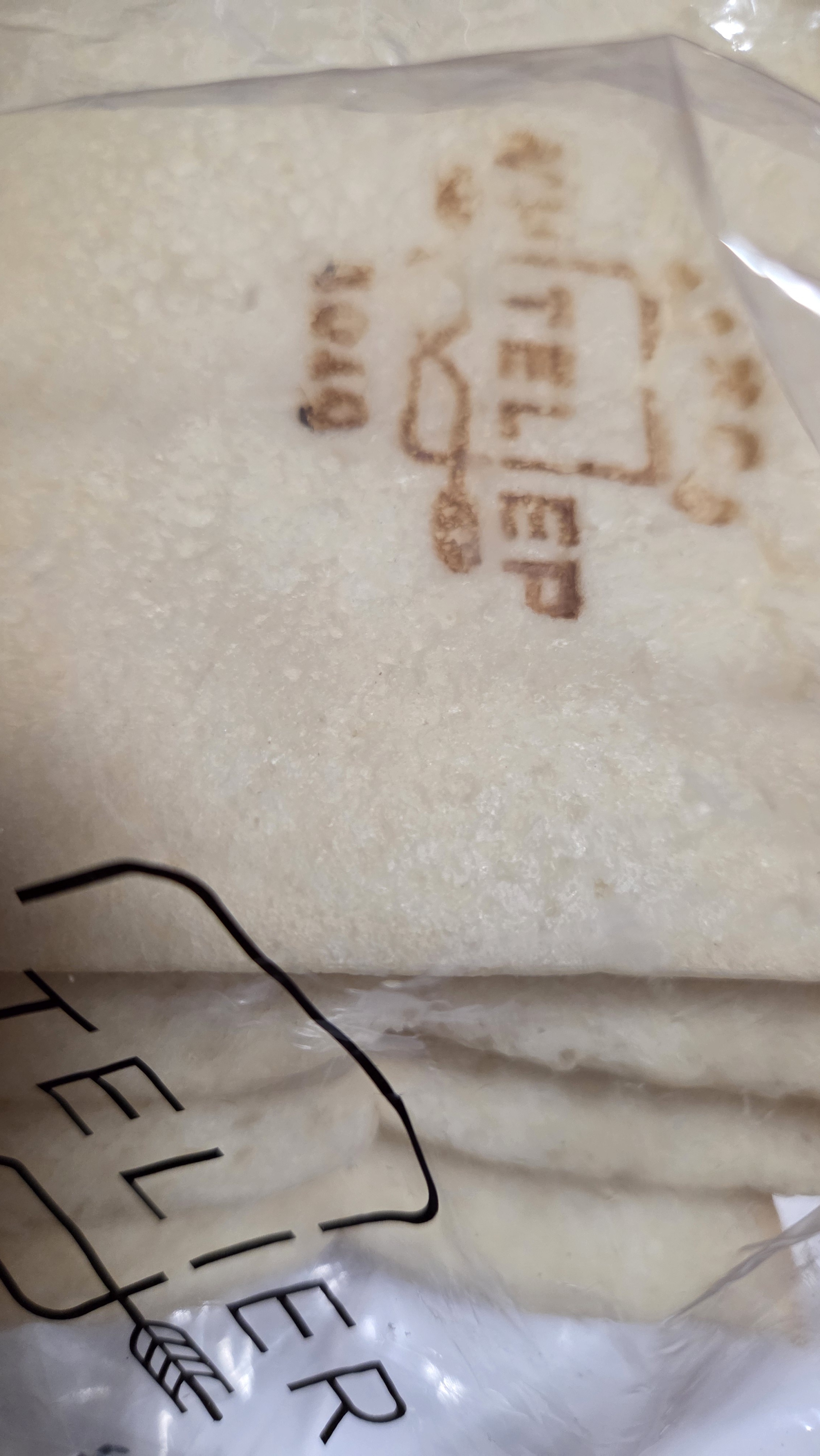 하프사이즈 샀는데 풀사이즈 샀어야 됐어요 빵이 촉촉하고 맛있어요 원하는 두께로 커팅 가능한