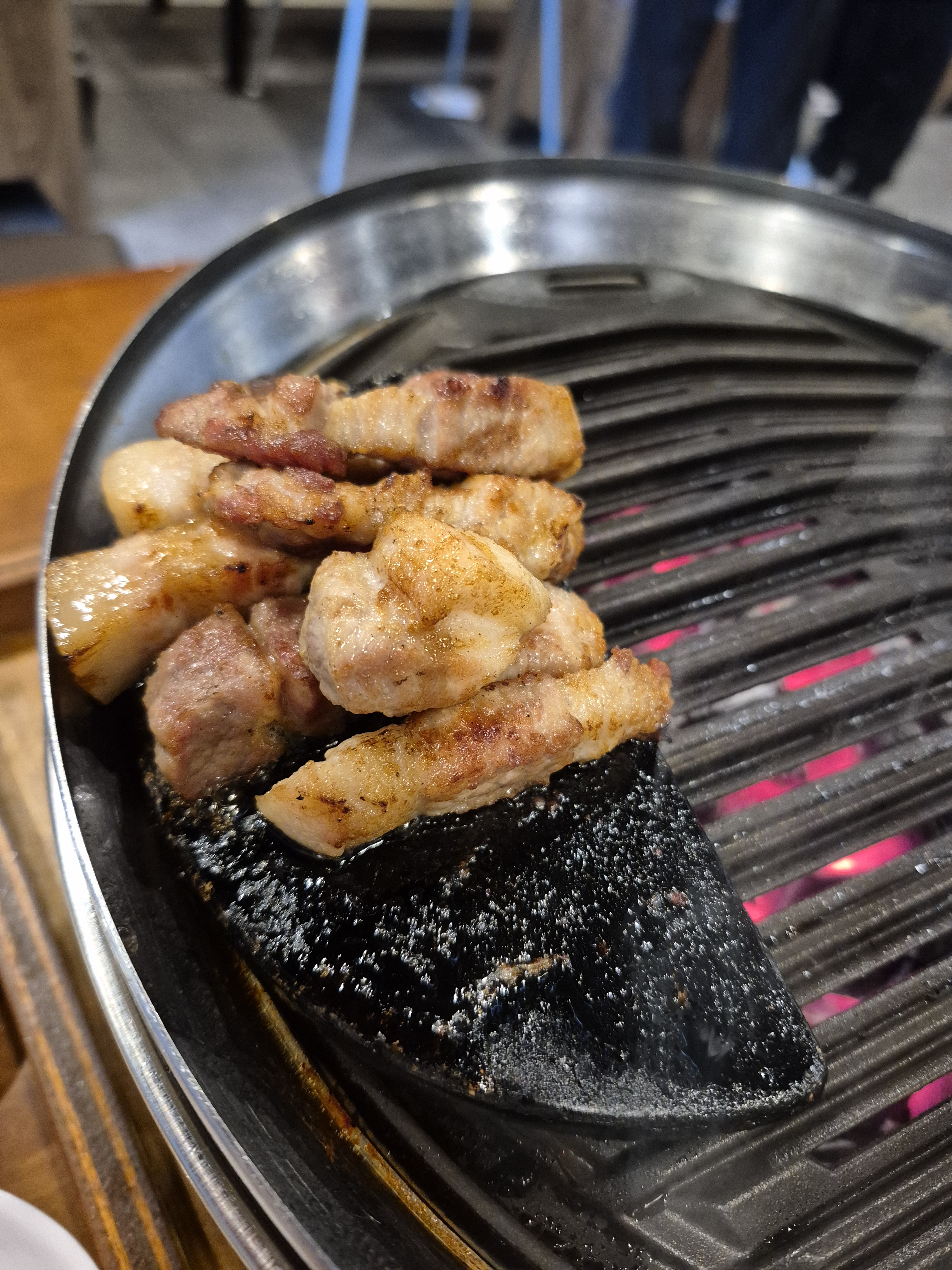 직원이 직접 구워주는 고기라서 더욱 맛있었어요:) - 불당동 맛집 고반식당 신불당점