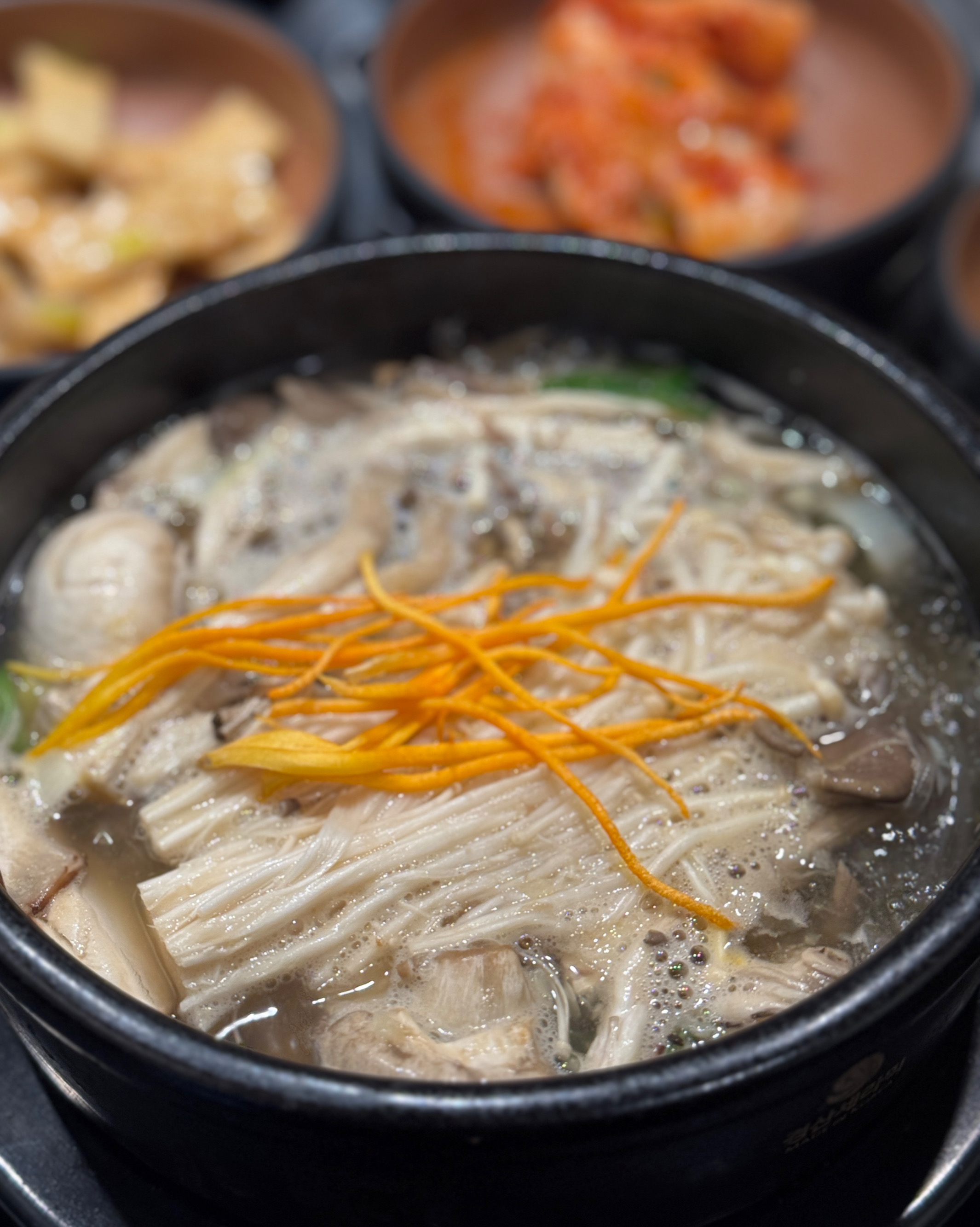 맛있습니다 특히 밑반찬은 전부다 맛있어서 여러번 리필했어요. 기본 친철하시고 음식도 빨리