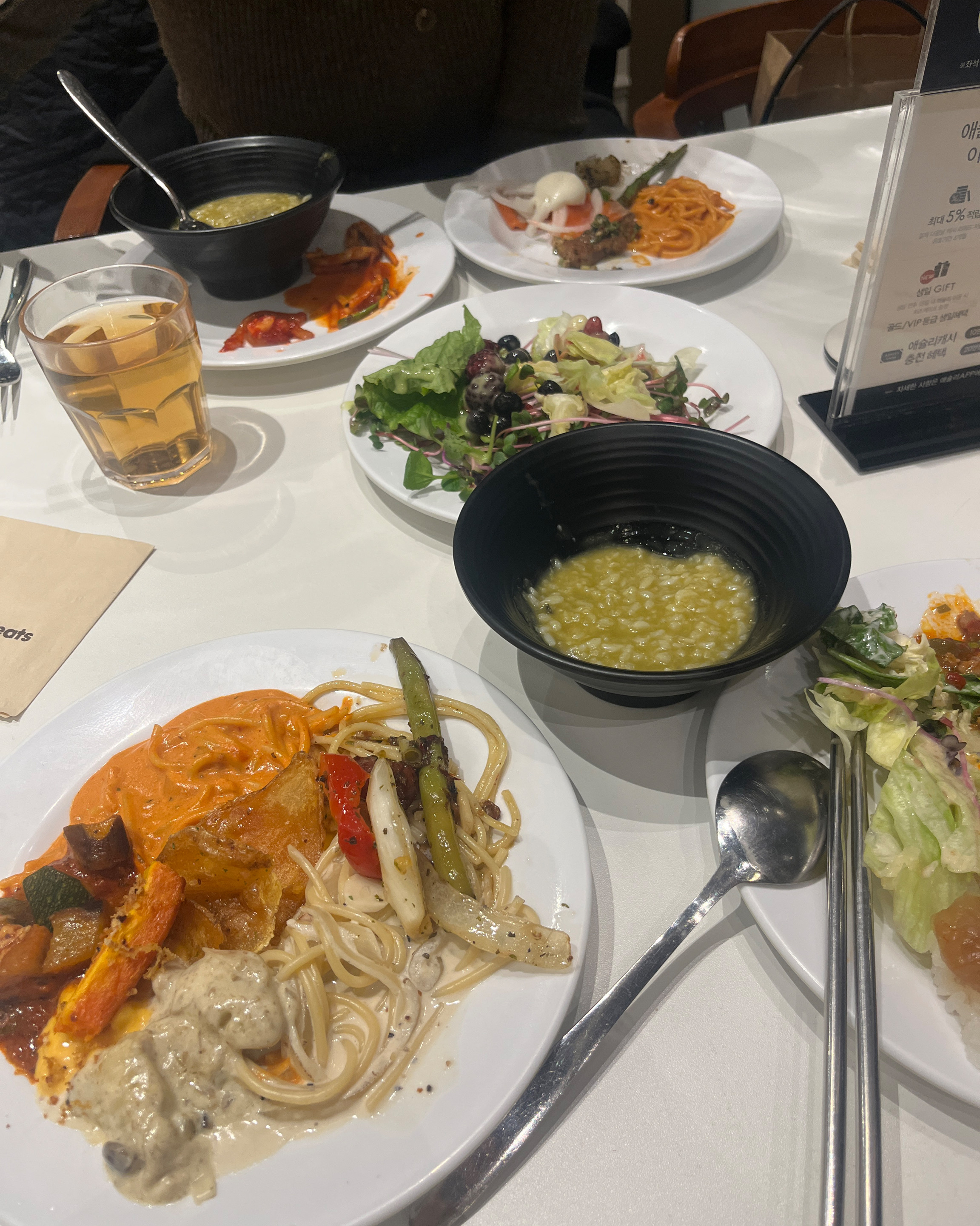 여긴 절대 비추천입니다. 간을 안 보고 음식을 만드시는 것 같아요. 파스타는 모든 종류가