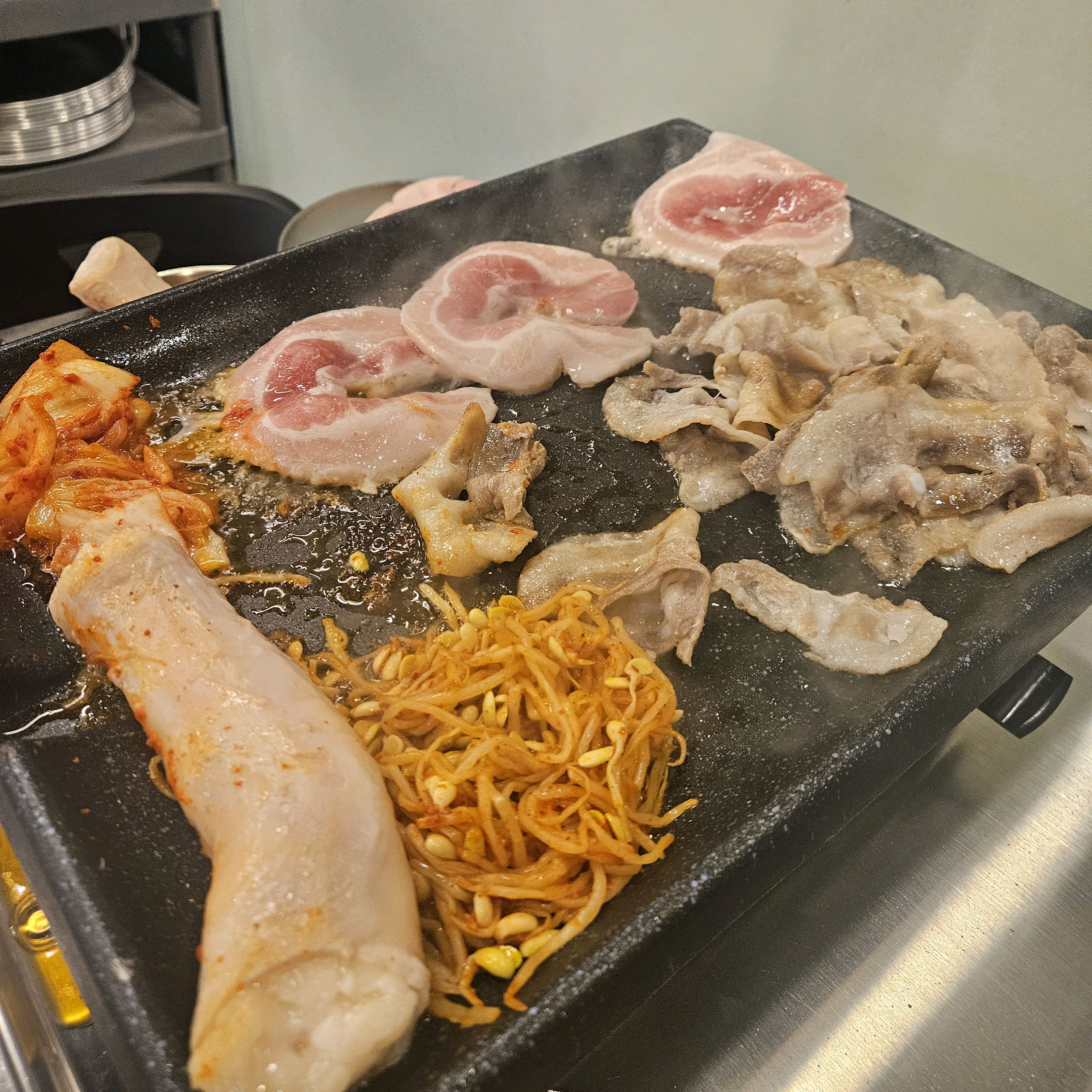 망원동 원탑 대패 무한리필집!!! 특히 꽃삼겹이 너무 맛있어요🤤🤤 채소 종류도많고 라면도