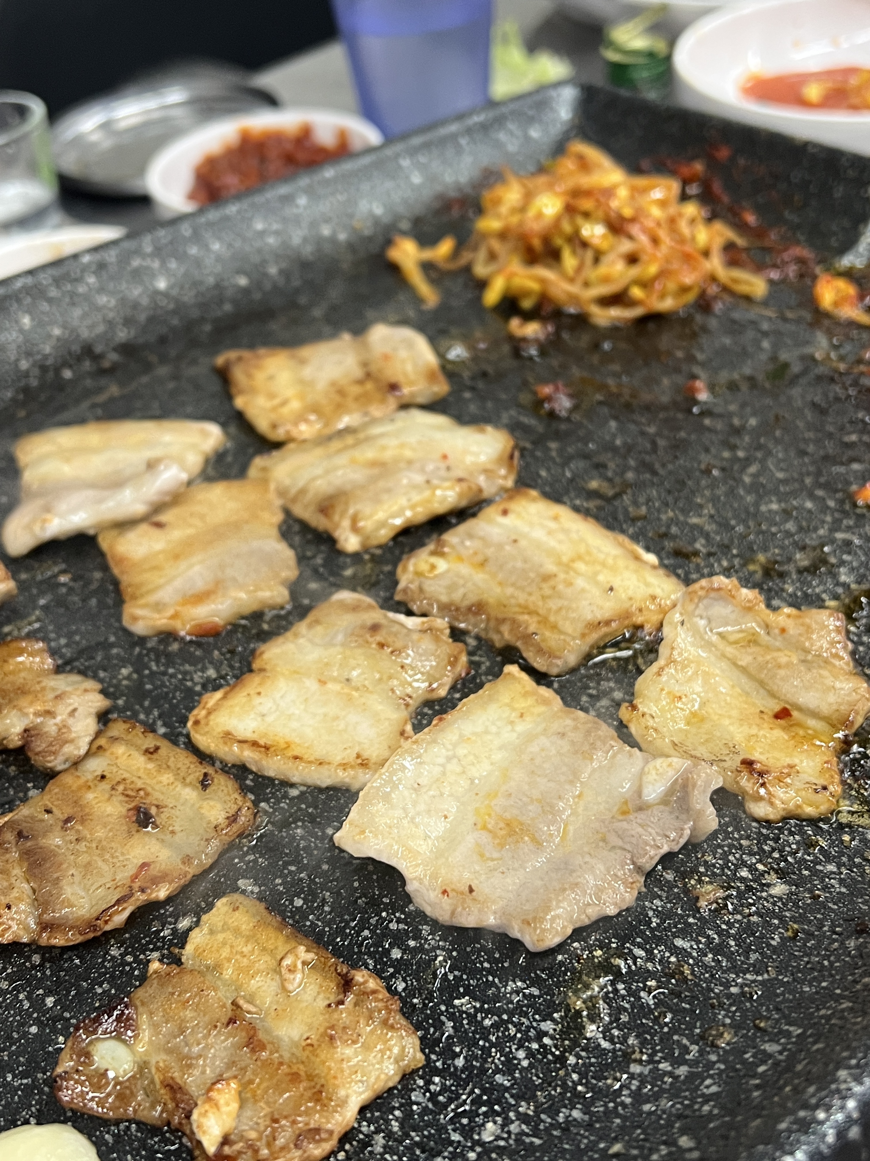 가격에 놀라고 맛에 놀라고! 고기가 냄새도 안나고 맛있네요!! 생삼겹 옛날 듈다 맛있어요!