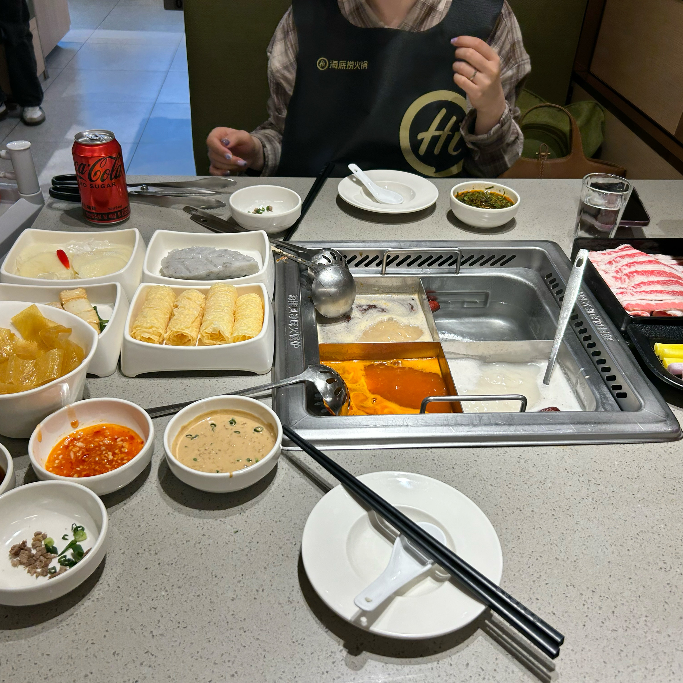 훠궈집 중에선 하이디라오가 단연코 1티어 아닐까요 너무 친절하시고 특별한 퍼포먼스도 해주시