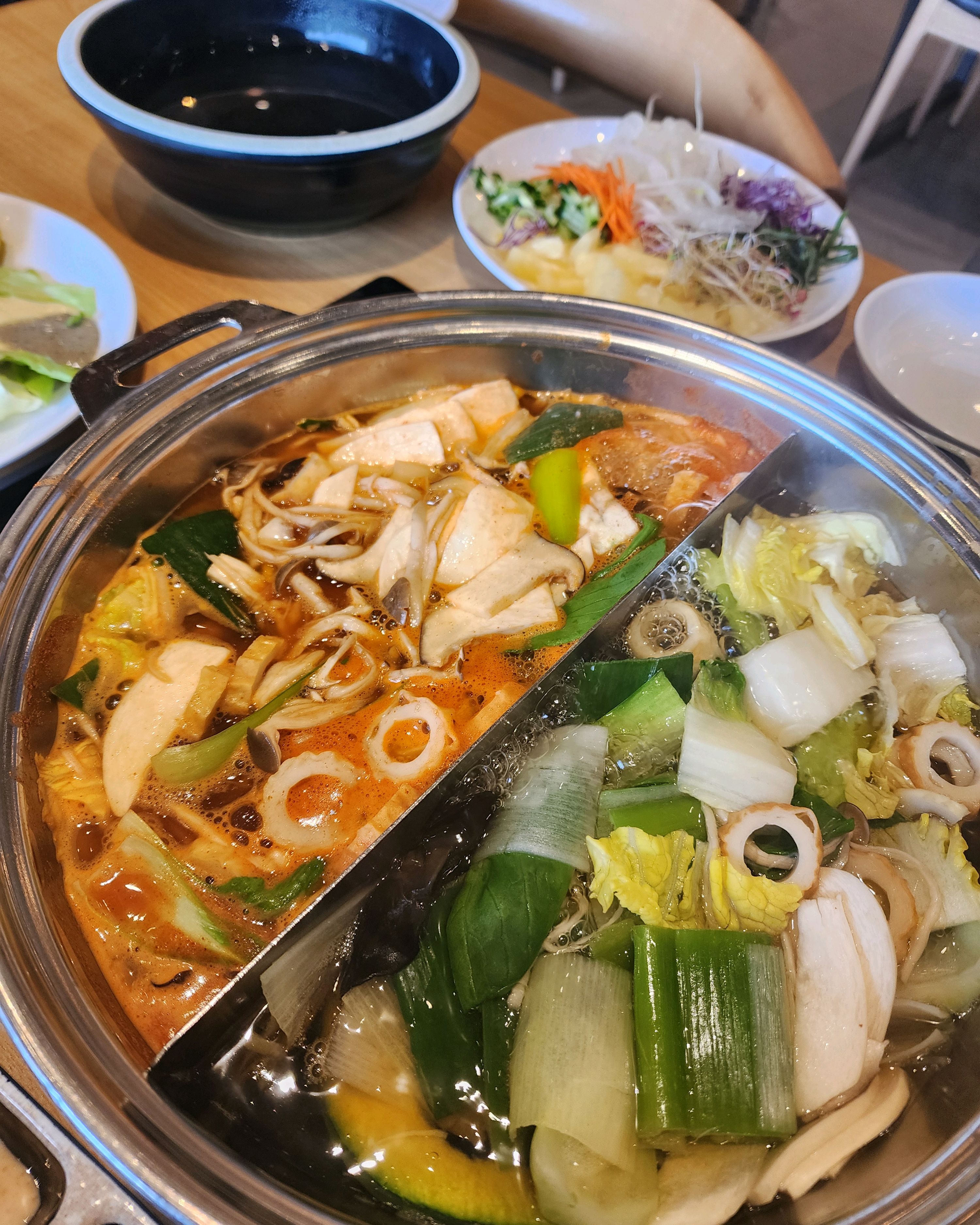 근처에 볼일 보고 첫방문했는데 매장도 넓고 고기도 무한리필이라 좋네요. 채소 뿐만 아니라