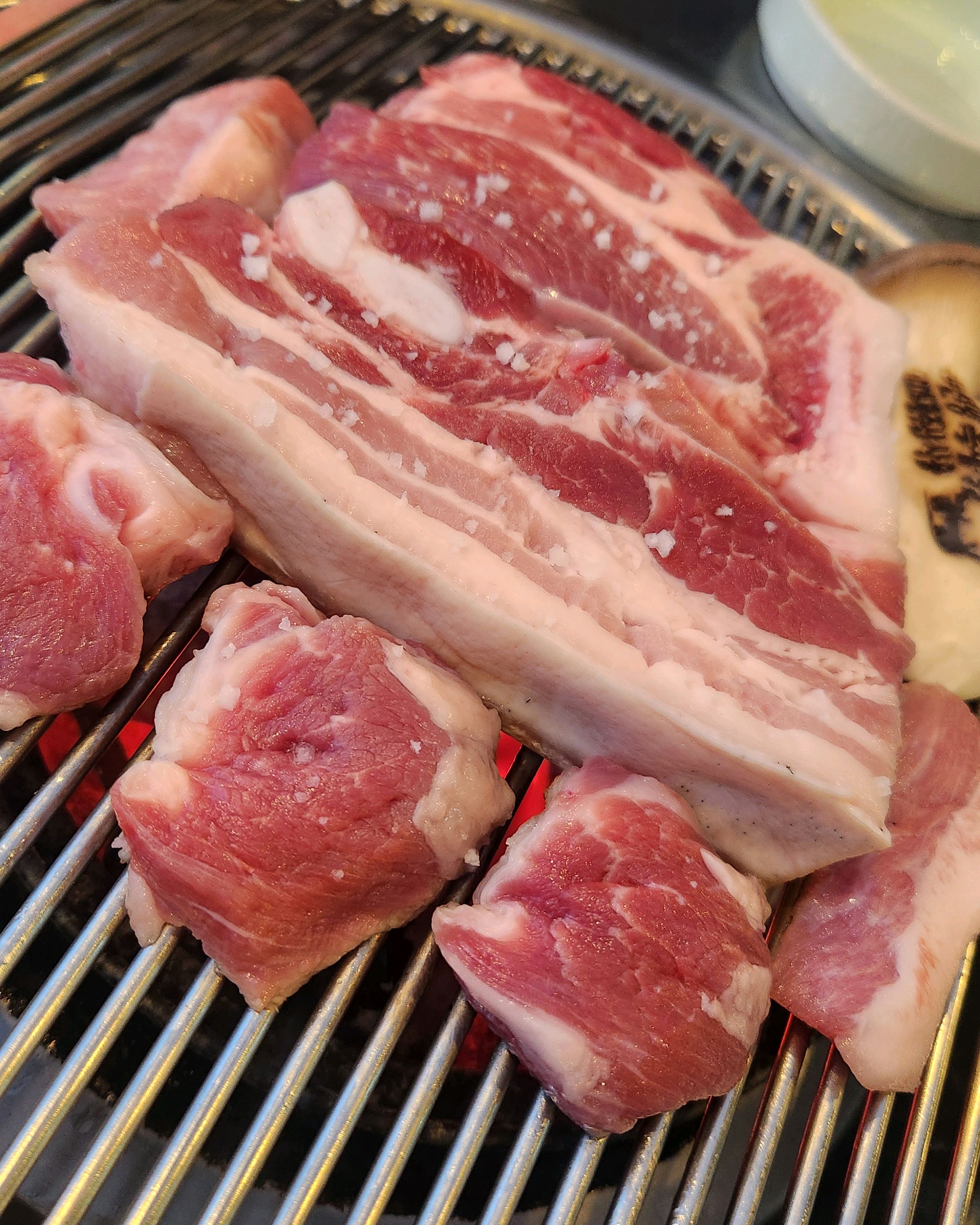 고기 육즙도 많고 많이 친절한 곳입니다. - 제주 맛집 전망좋은횟집&흑돼지 성산본점