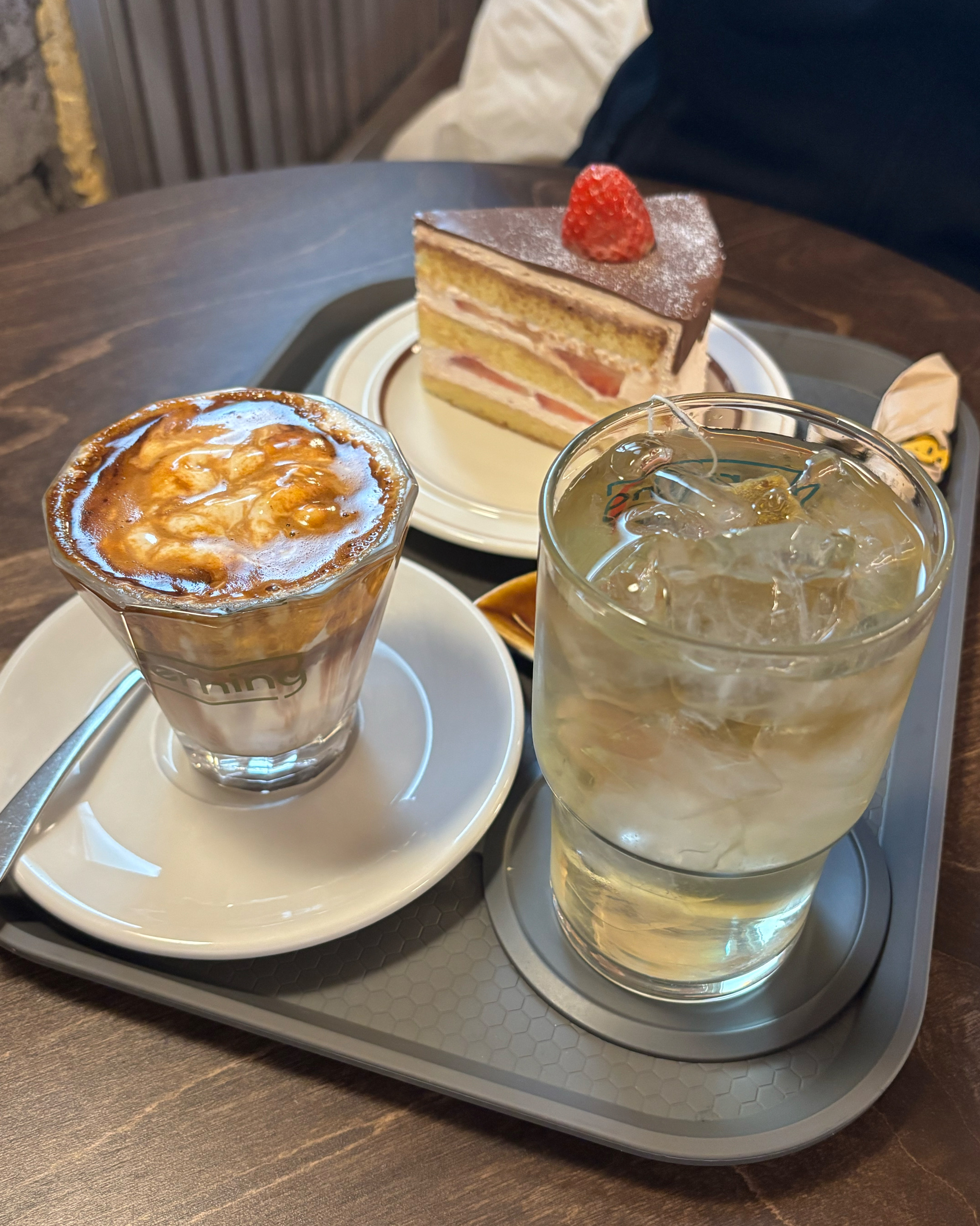 가게가 넓고 쾌적해요. 케이크 시트가 부드럽고 맛있어요. 딸기랑 초코는 맛없을 수 없는 조