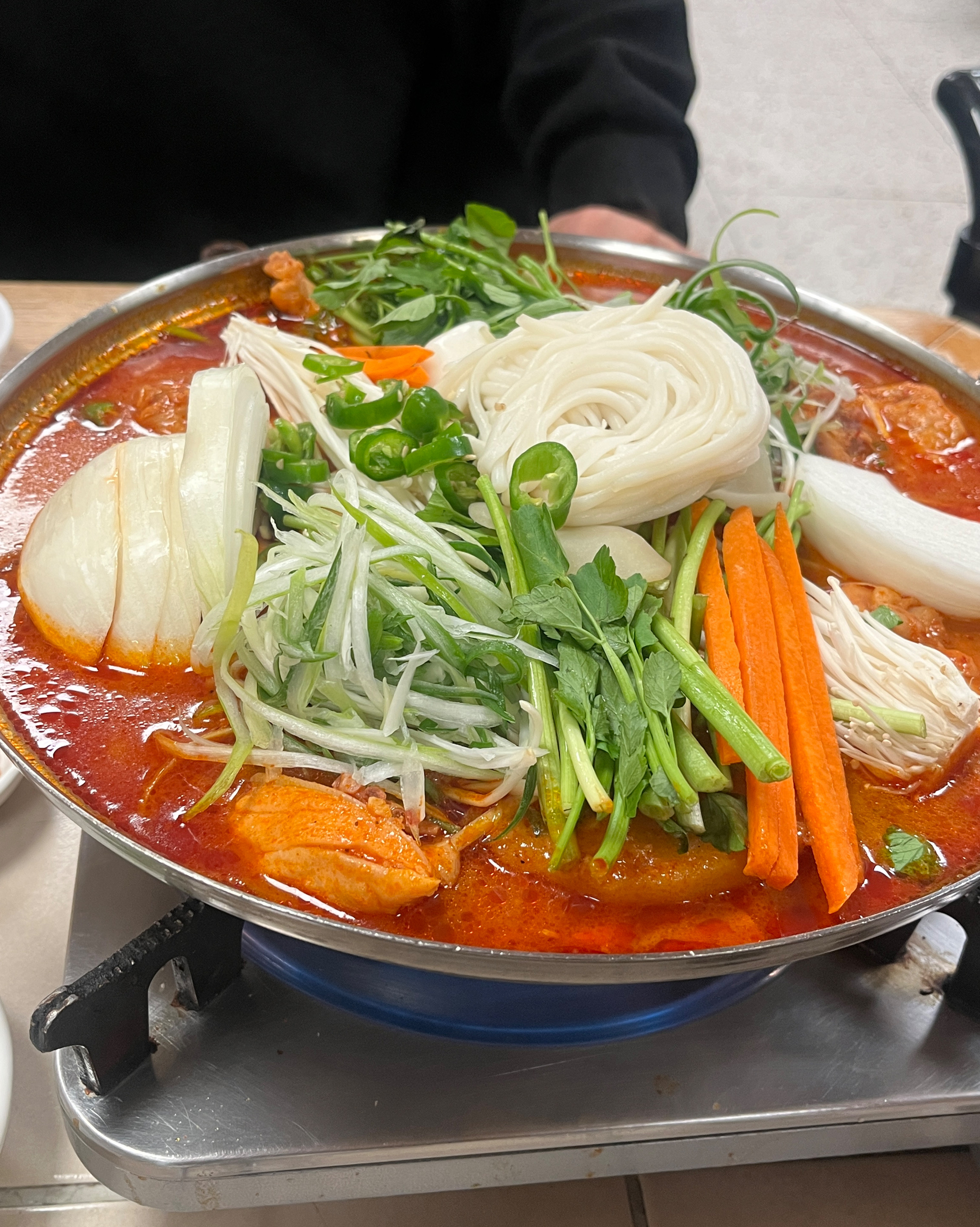 닭이 부드럽고 맛있어용 매콤한 거 좋아하는데 딱 맛있는 맛인 것 같아요 떡 사리 추가 해먹