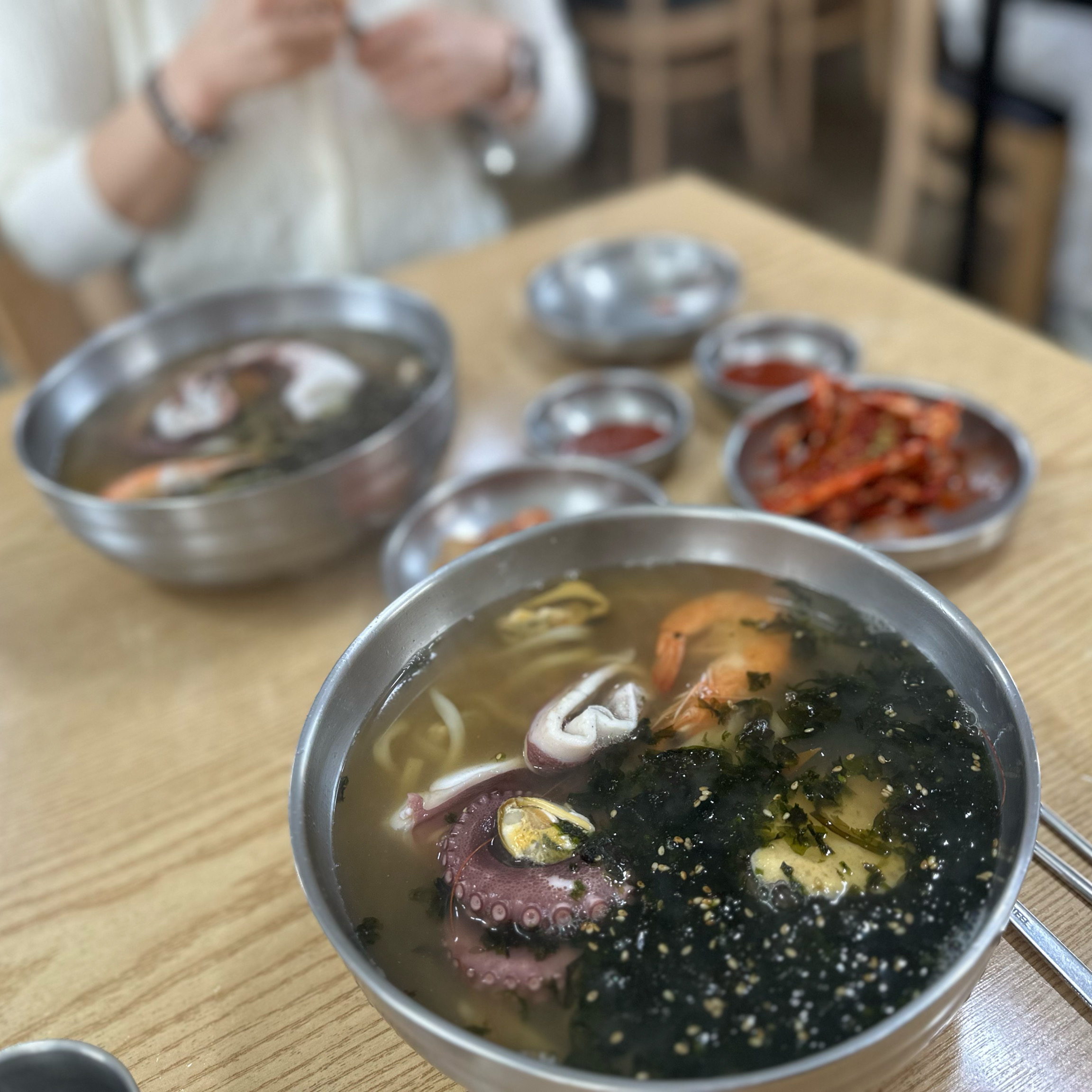 2년전에 제주도왔다가 여기 너무 맛있어서 다시왔어요 - 제주 맛집 협재칼국수