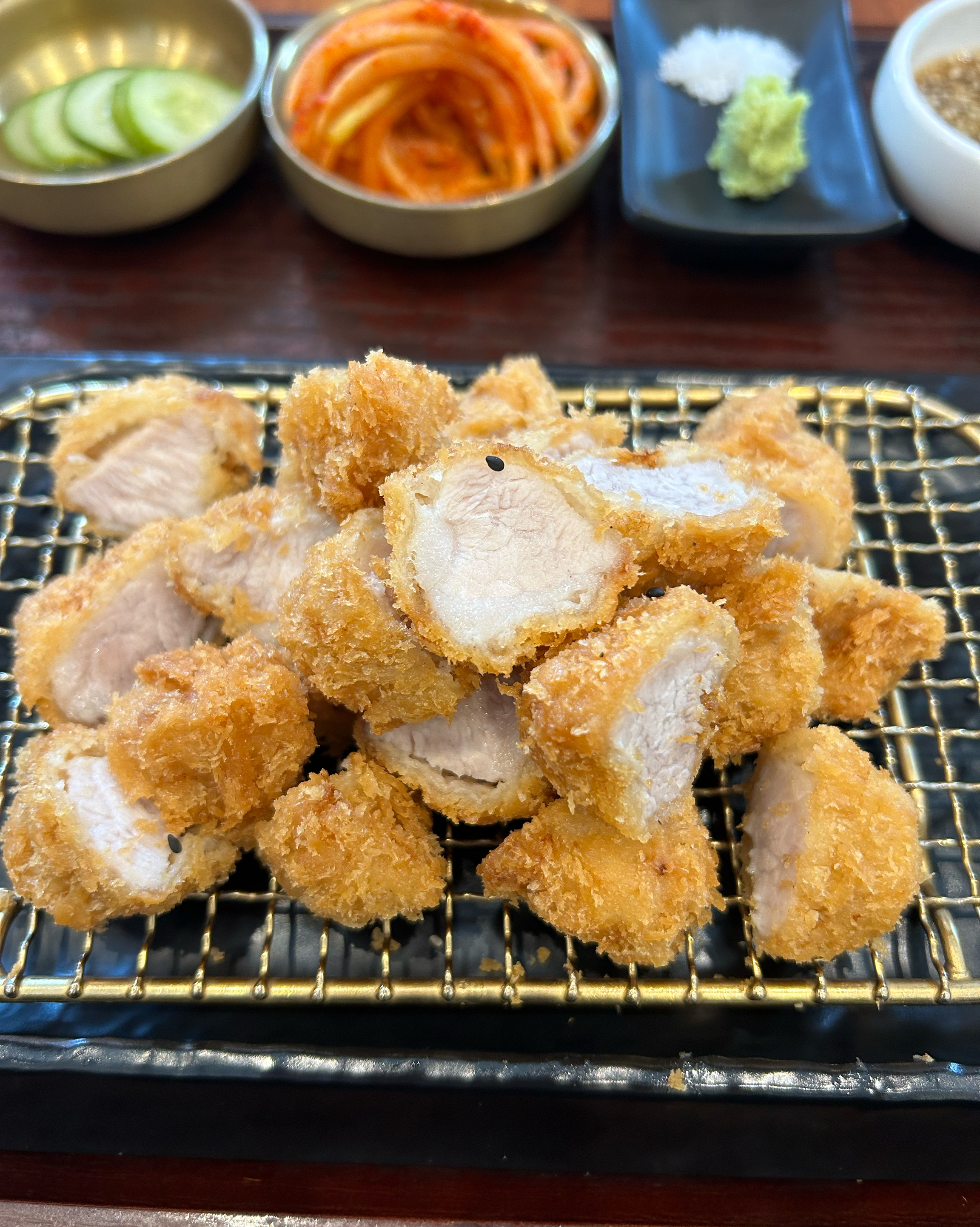 • 한 입에 쏙 들어오는 큐브 스타일 숯불돈까스 - 대전 맛집 숯불돈까스