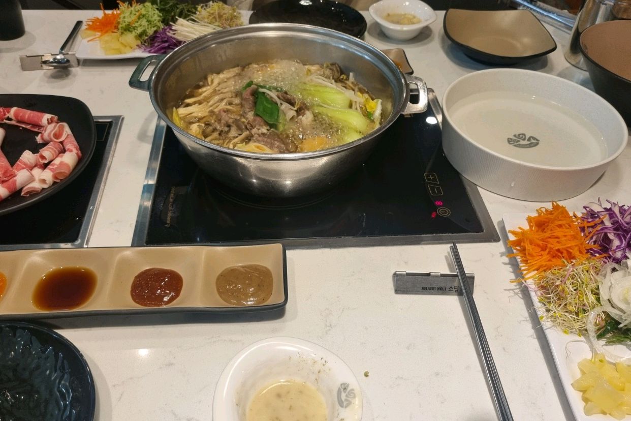 음식이 맛있어요. 채소 듬뿍 먹을 수 있어서 좋아요. 카페에서 아메리카노랑 아이스크림도 무