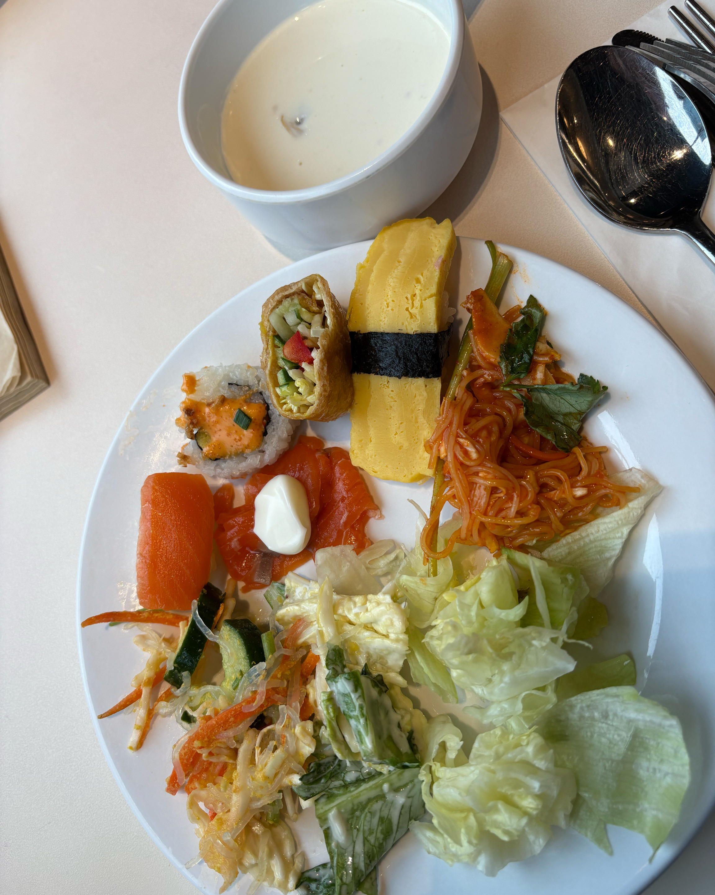 창가 자리를 이용하여 - 홍대입구 맛집 애슐리퀸즈 홍대점