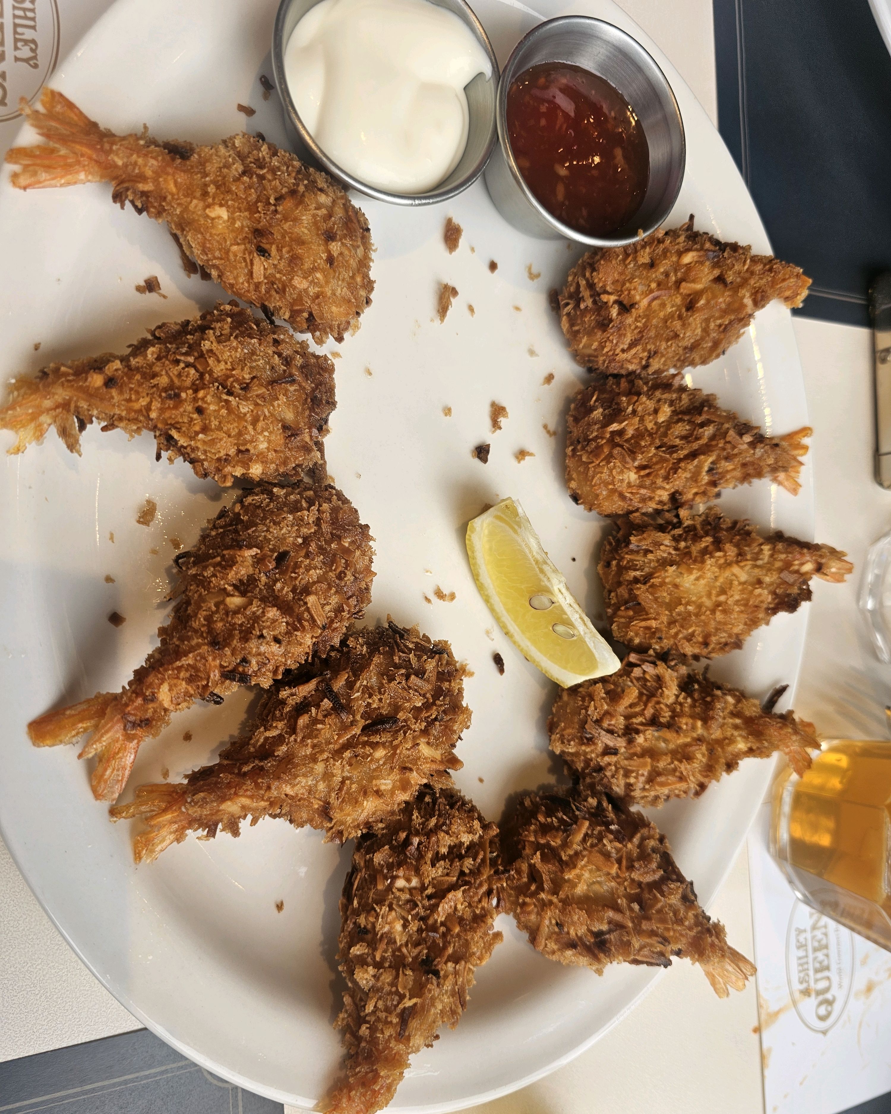 통창으로 밝고 넓어요. 직원분들도 친절해요. - 홍대입구 맛집 애슐리퀸즈 홍대점