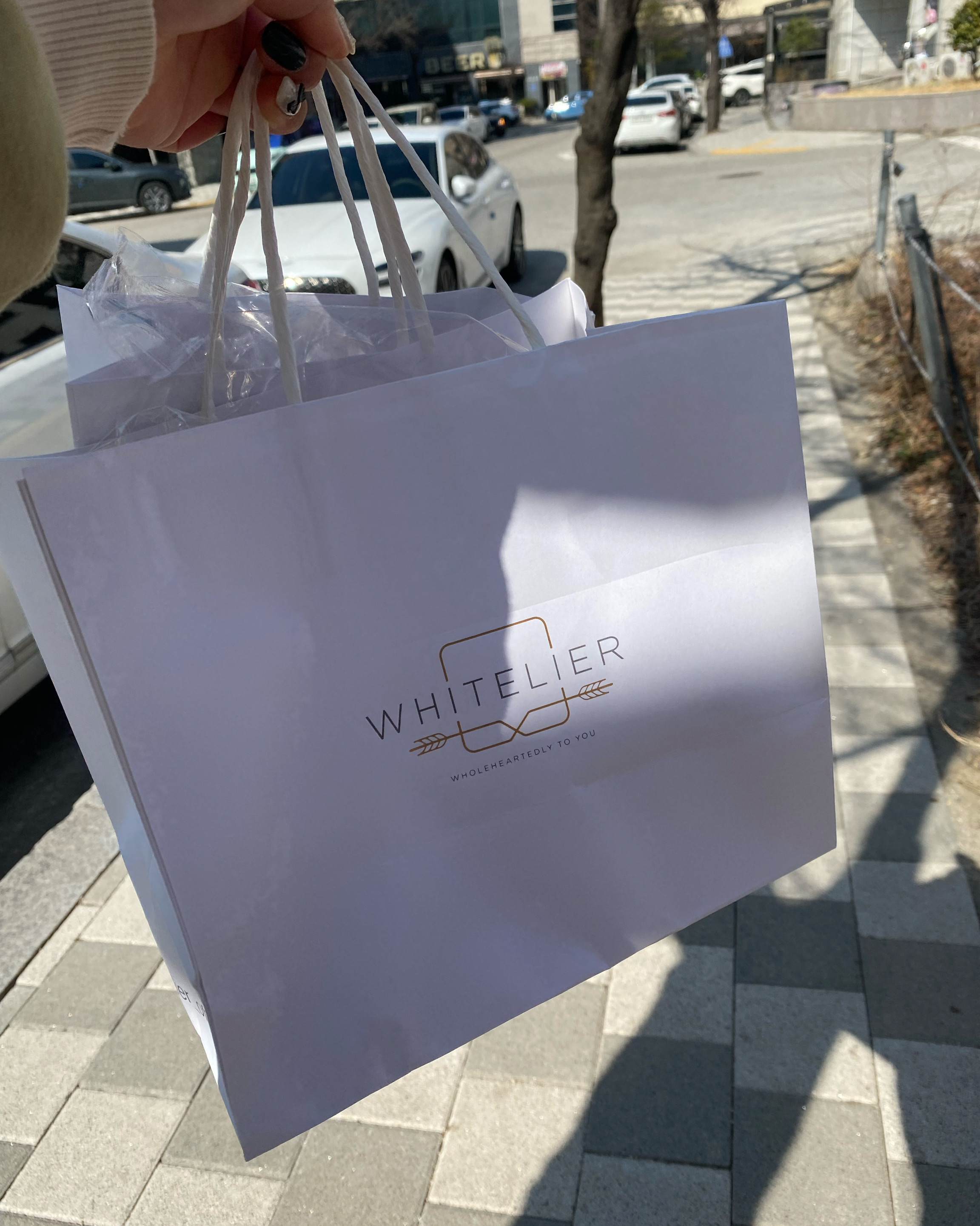 줄서는건 그렇긴한데 맛나요 ㅠ 먹어본 빵 중에 최고긴하네요! 잼은 부드러운 맛이였어요! - 강릉 교동 맛집 화이트리에 강릉점