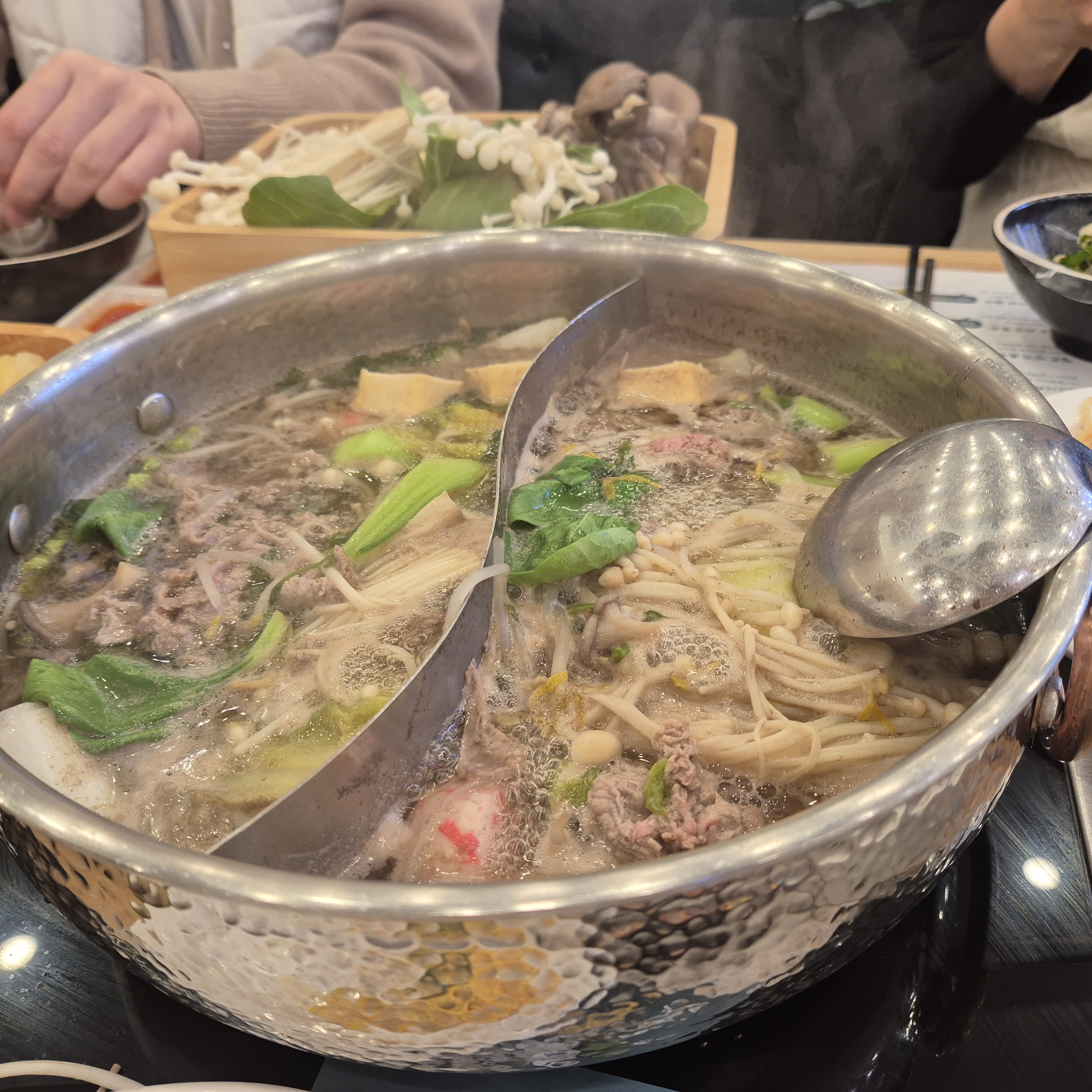 주말 우ㅔ이팅 무조건 생각하시고 가시고 1시 반쯤 도착해서 10~15분 정도 기다렸어요.