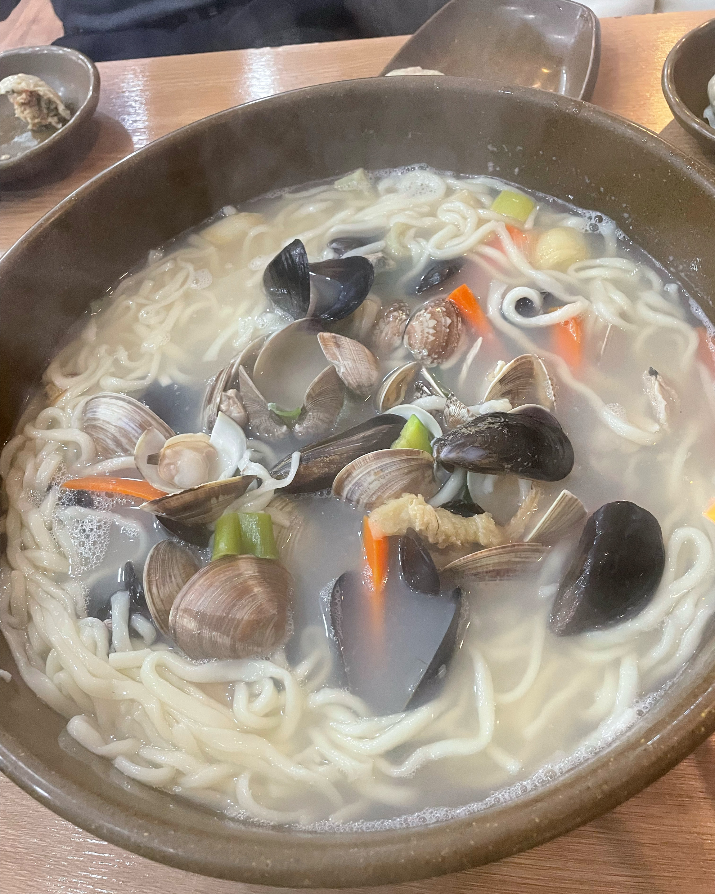 안에테이블도넓고 단체모임하기좋을거 같아요 - 조개 청정칼국수