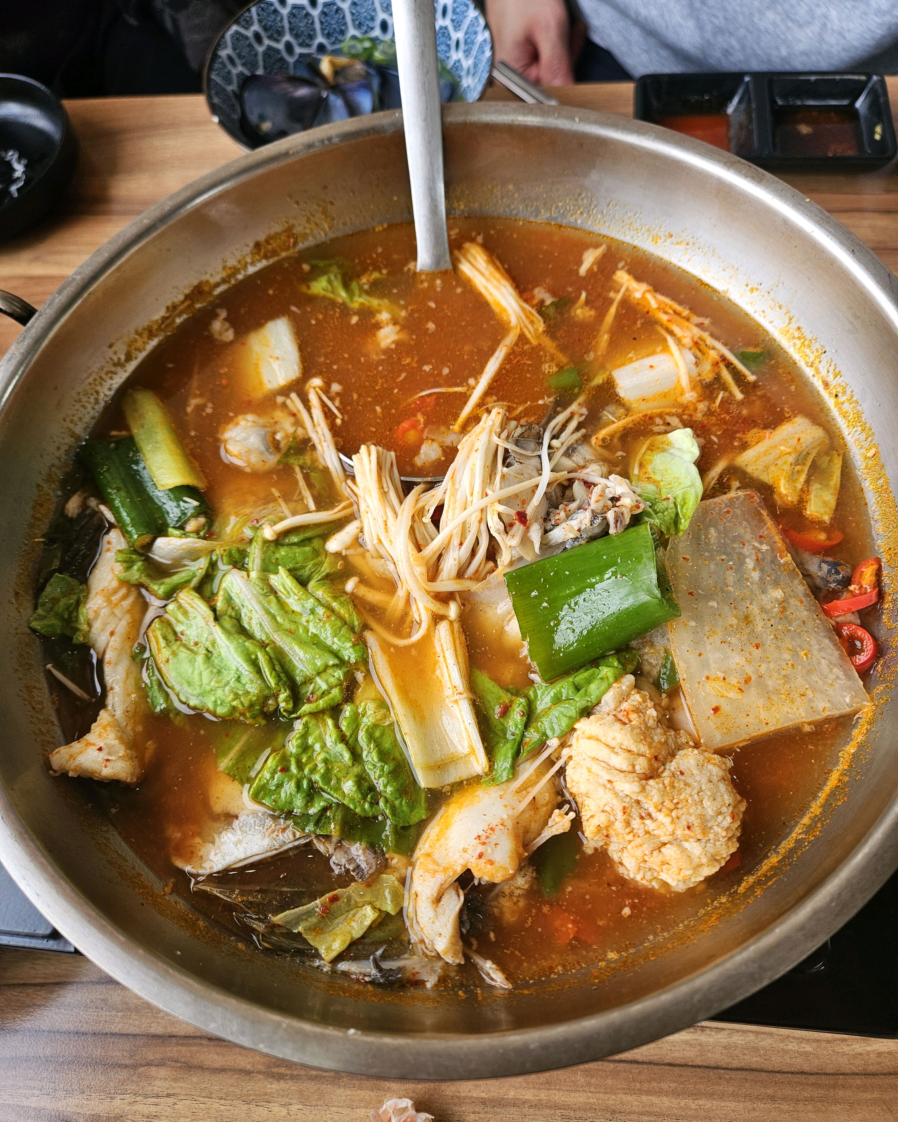 아이들과 함께 방문했어요~~ 다양하게 ㅇ석을수 있어서 좋았습니다!! 매운탕이 정말 진국이예