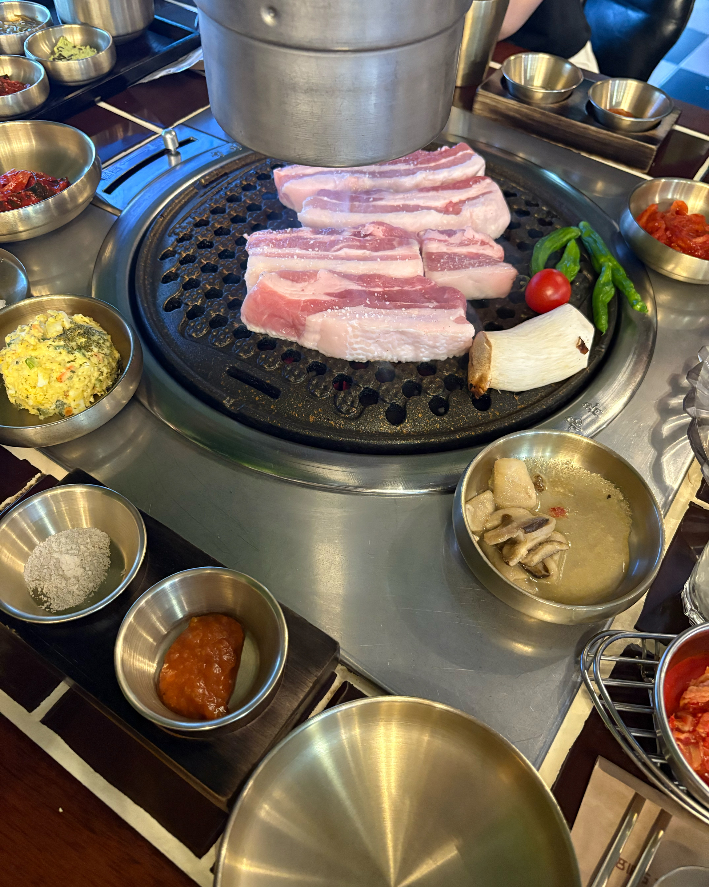 언니들이랑 먹으러왔는데 너무 분위기도 좋고 깨끗하고 고기도 맛있어요!! 고기 구워주는게 편