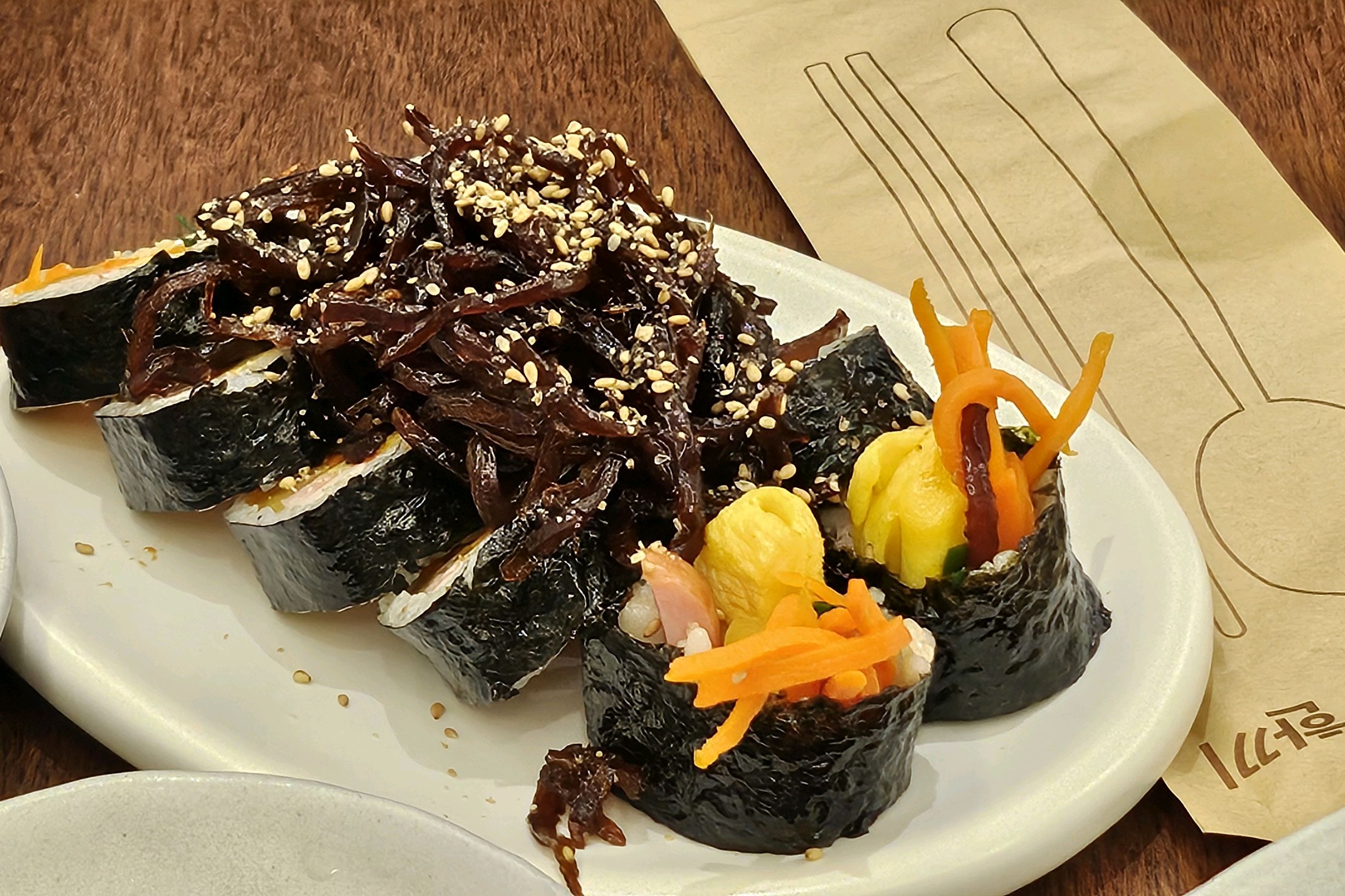 우엉김밥 너무 촉촉하구 부드럽고 맛있어요 🥹 - 불당동 맛집 모락국수 신불당점