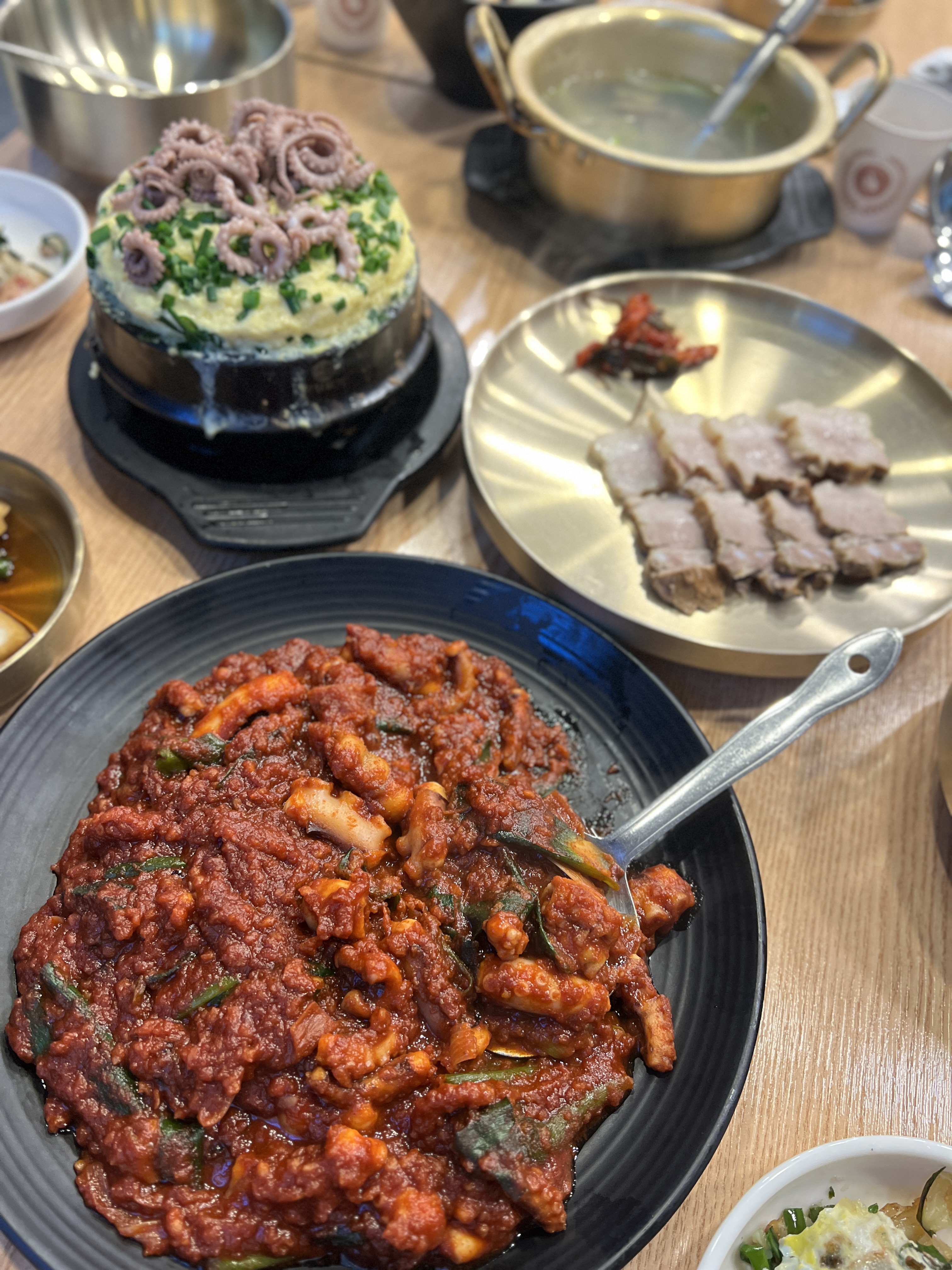 낙지맛집계의 탑티어 아닐까요..🫶🏻 포동포동한 낙지,, 입에서 사르르 녹네요 매콤하니 양념