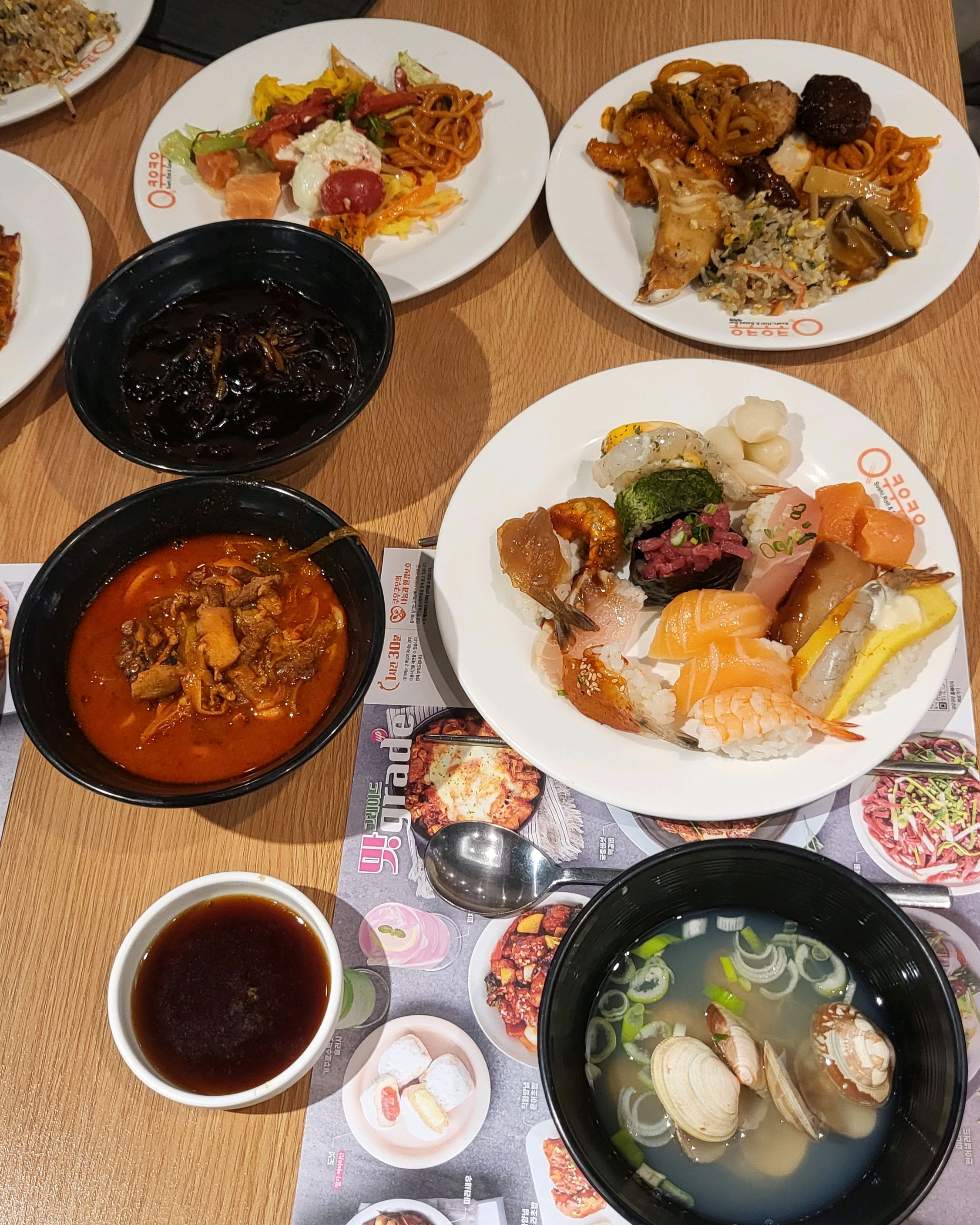 초밥이랑 각종뷔페를 같이 먹을수 있어서 편해요.주차장은 좁아요.평일 저녁이라 조용한 편이고