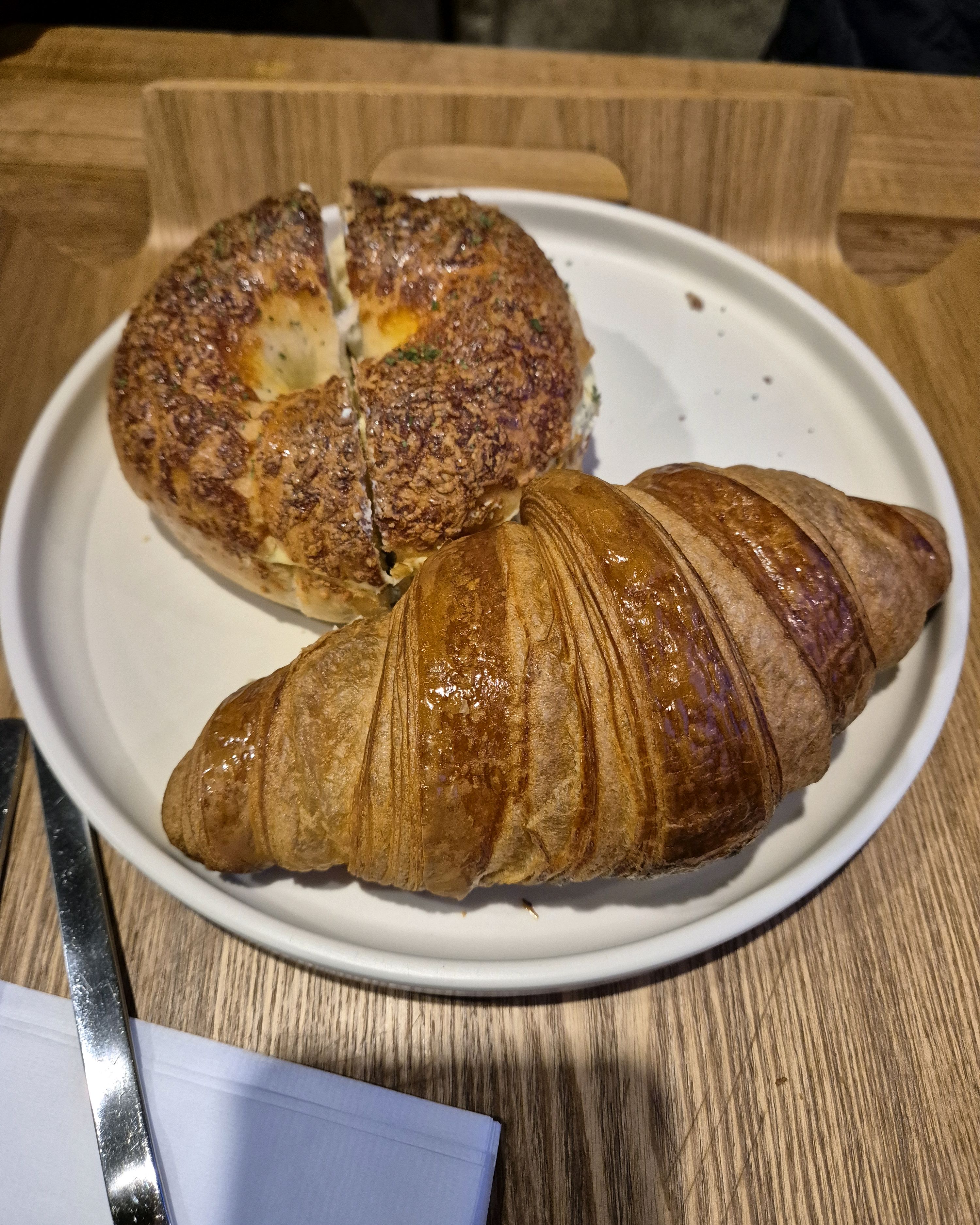 카페 분위기도 좋고  산책로까지 있어서 더 좄았던  까페라 친구랑 또  차 마시러 왔는데 