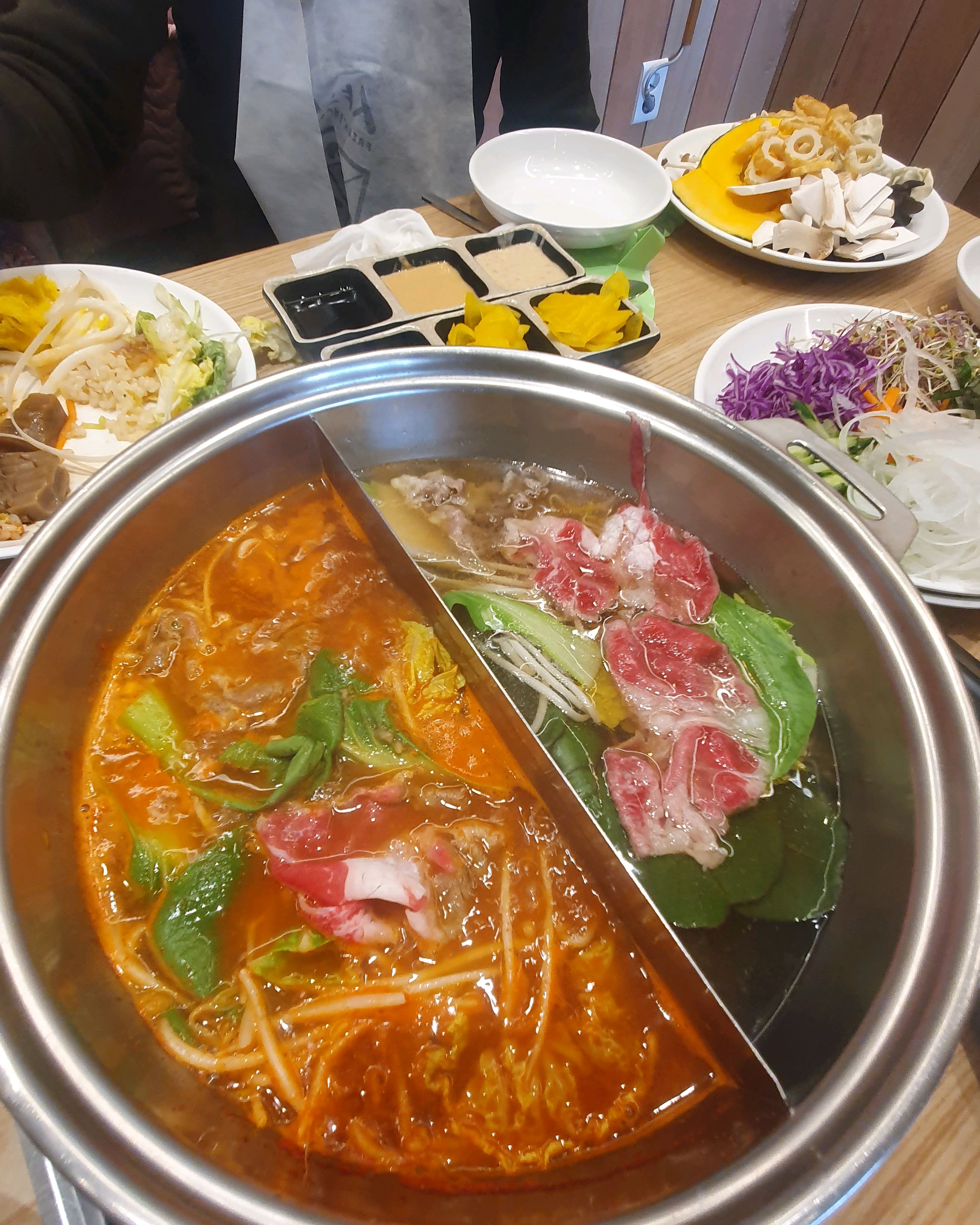 가족들과 함께 갔는데 야채도 싱싱하고 고기질도 좋아요 차킨 맛집^~^ - 부산 영도 맛집 샤브20 부산영도점