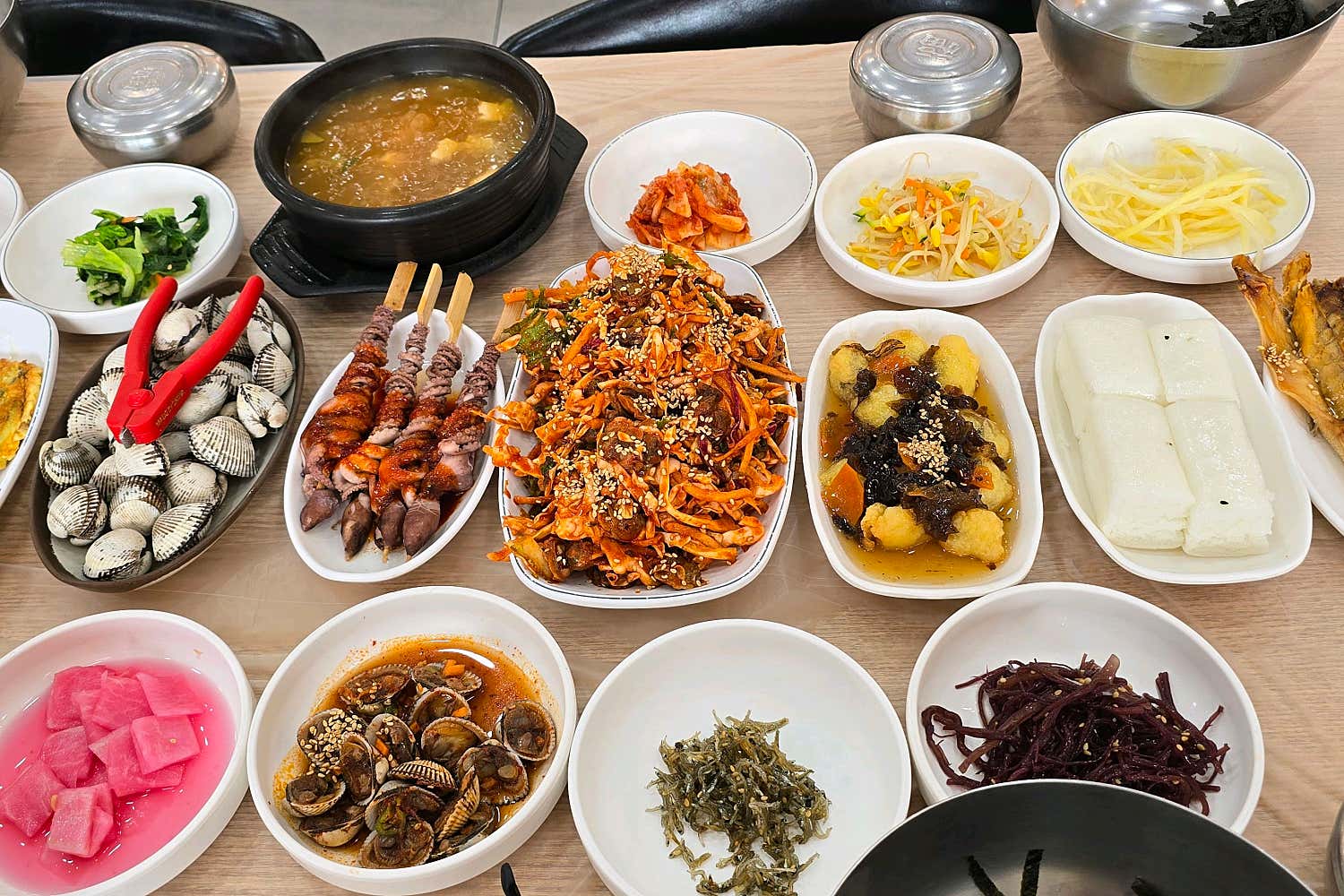 정가네원조꼬막회관의 넓고 쾌적한 실내 전경