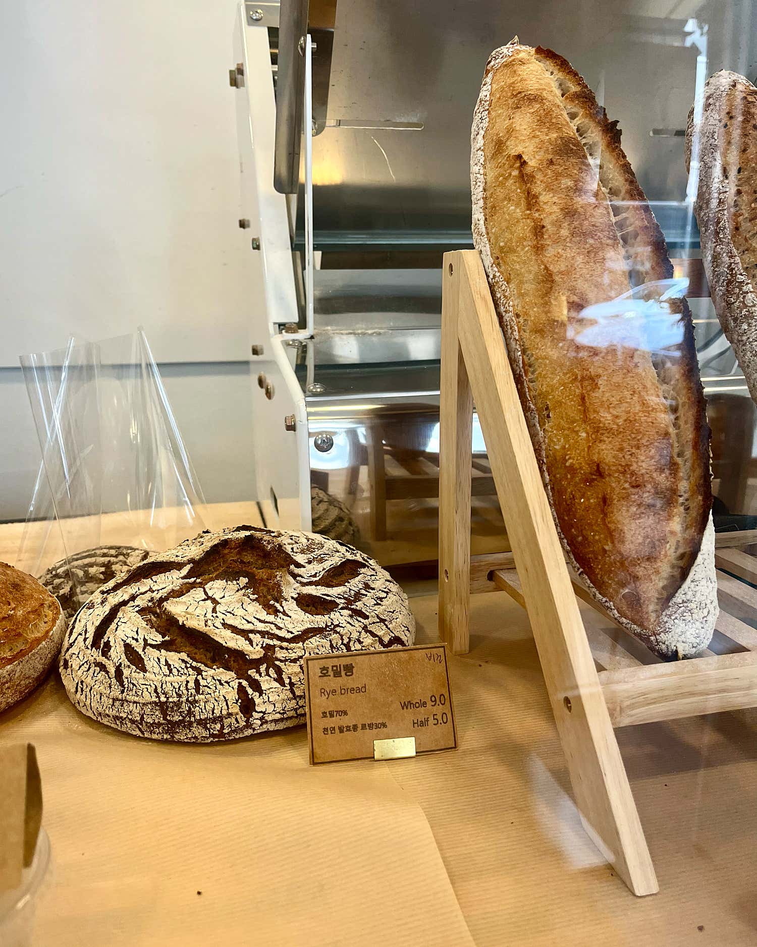 늦여름베이커리의 다양한 식사빵과 하드빵들