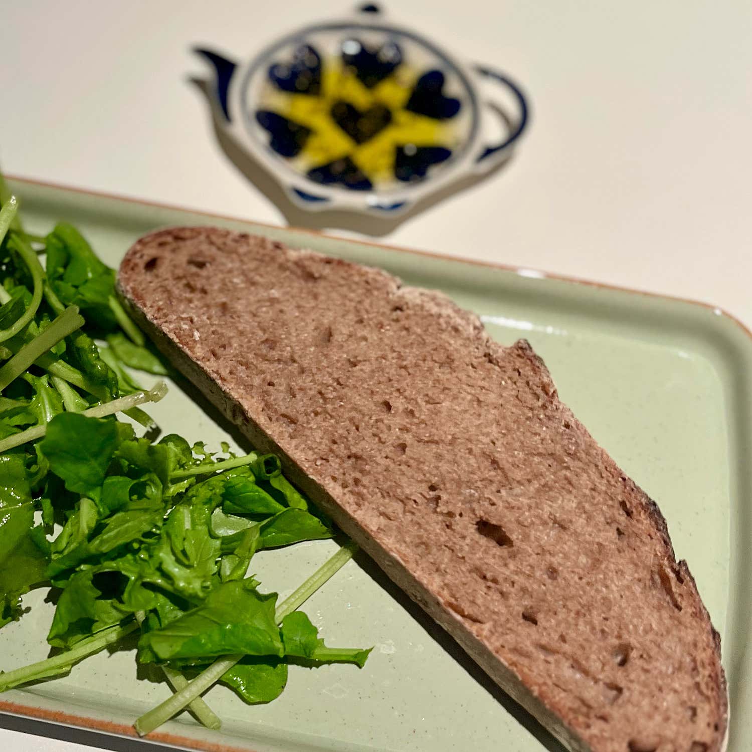 늦여름베이커리 매장의 또 다른 빵 진열대