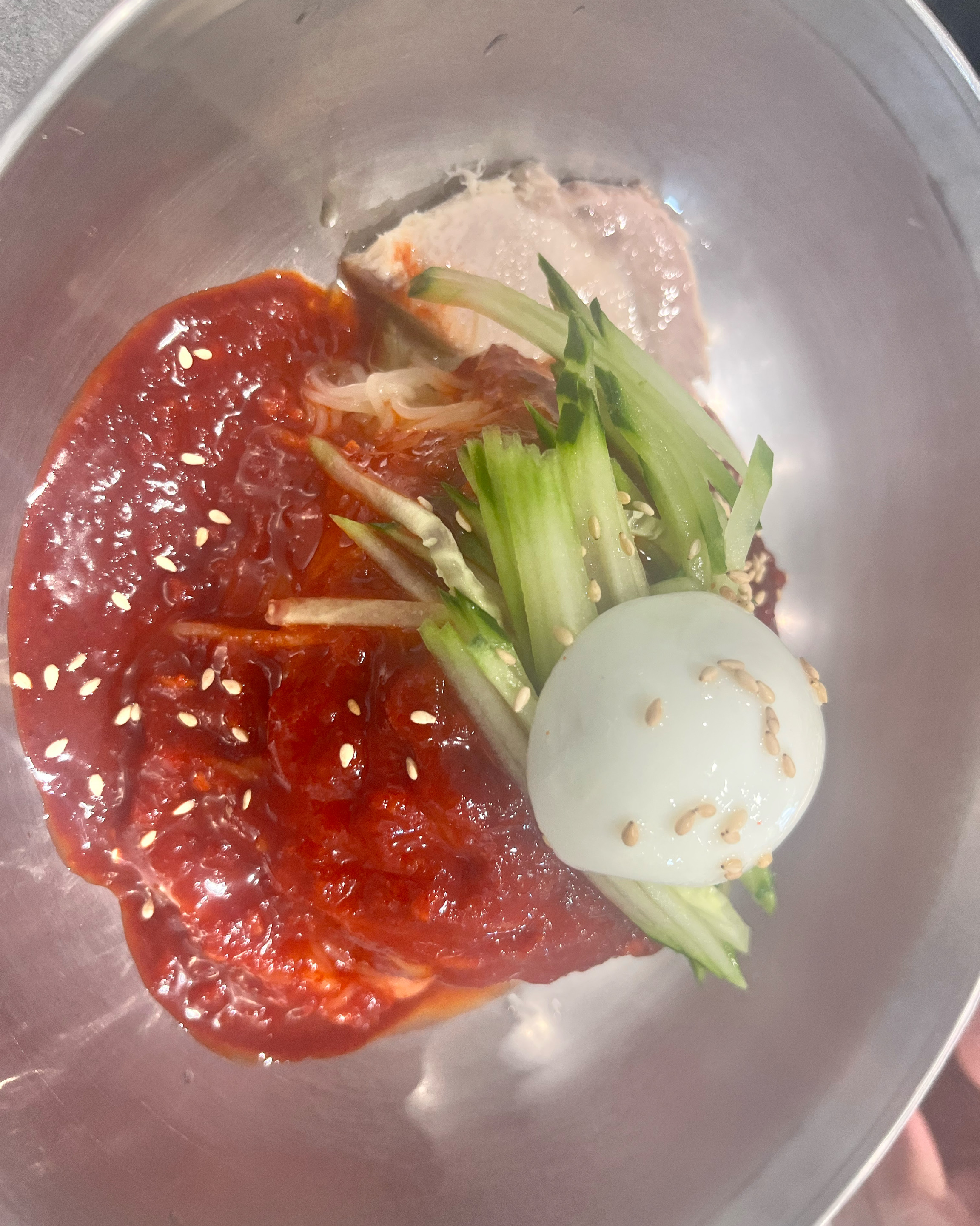 비빔밀면에 곁들여 나온 고기편육. 밀면과 함께 먹으면 더욱 풍성한 맛을 즐길 수 있습니다.