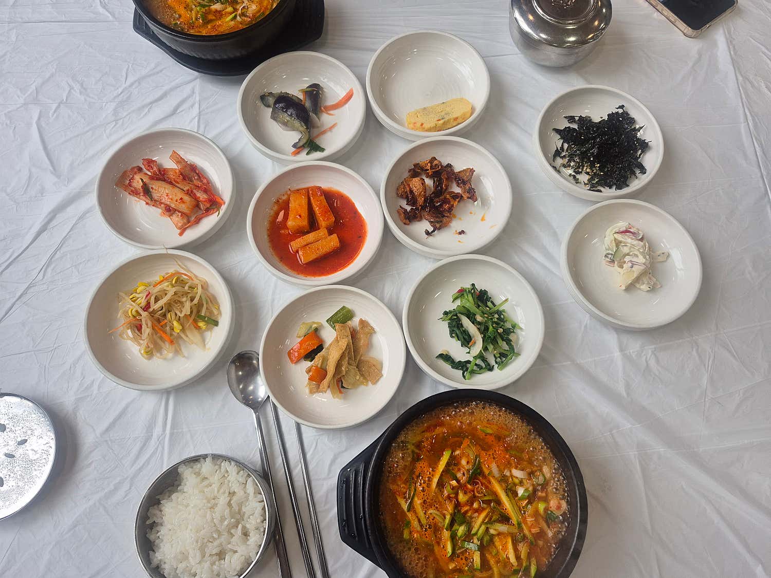 모래골의 푸짐하고 정성 가득한 한정식 반찬 구성