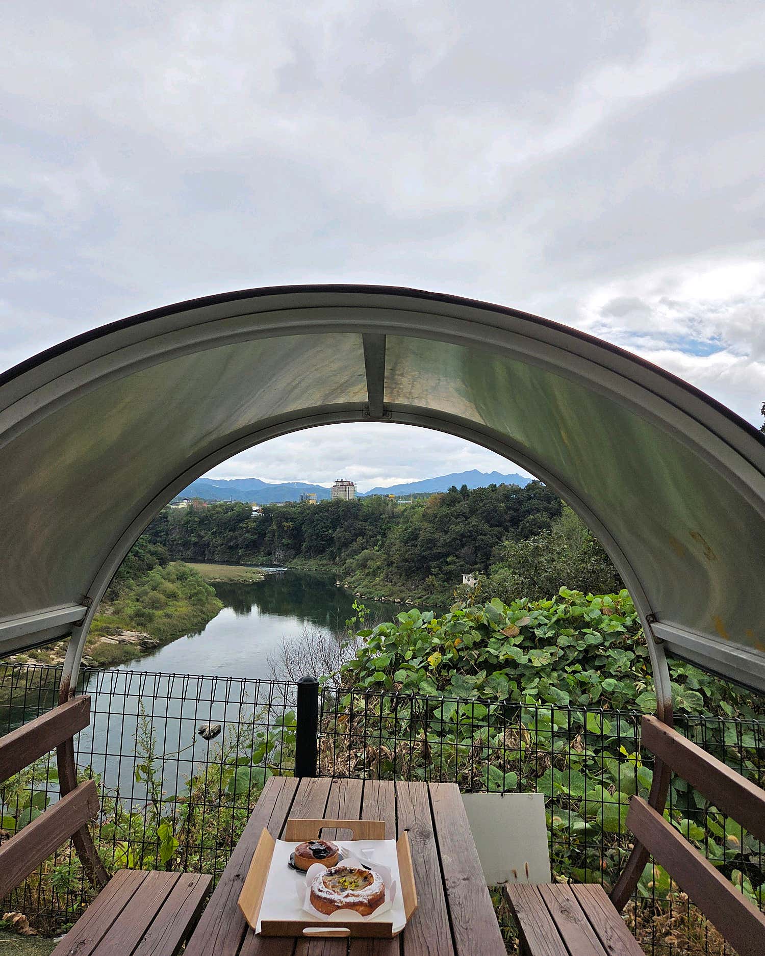 한탄강 뷰를 감상할 수 있는 카페 내부