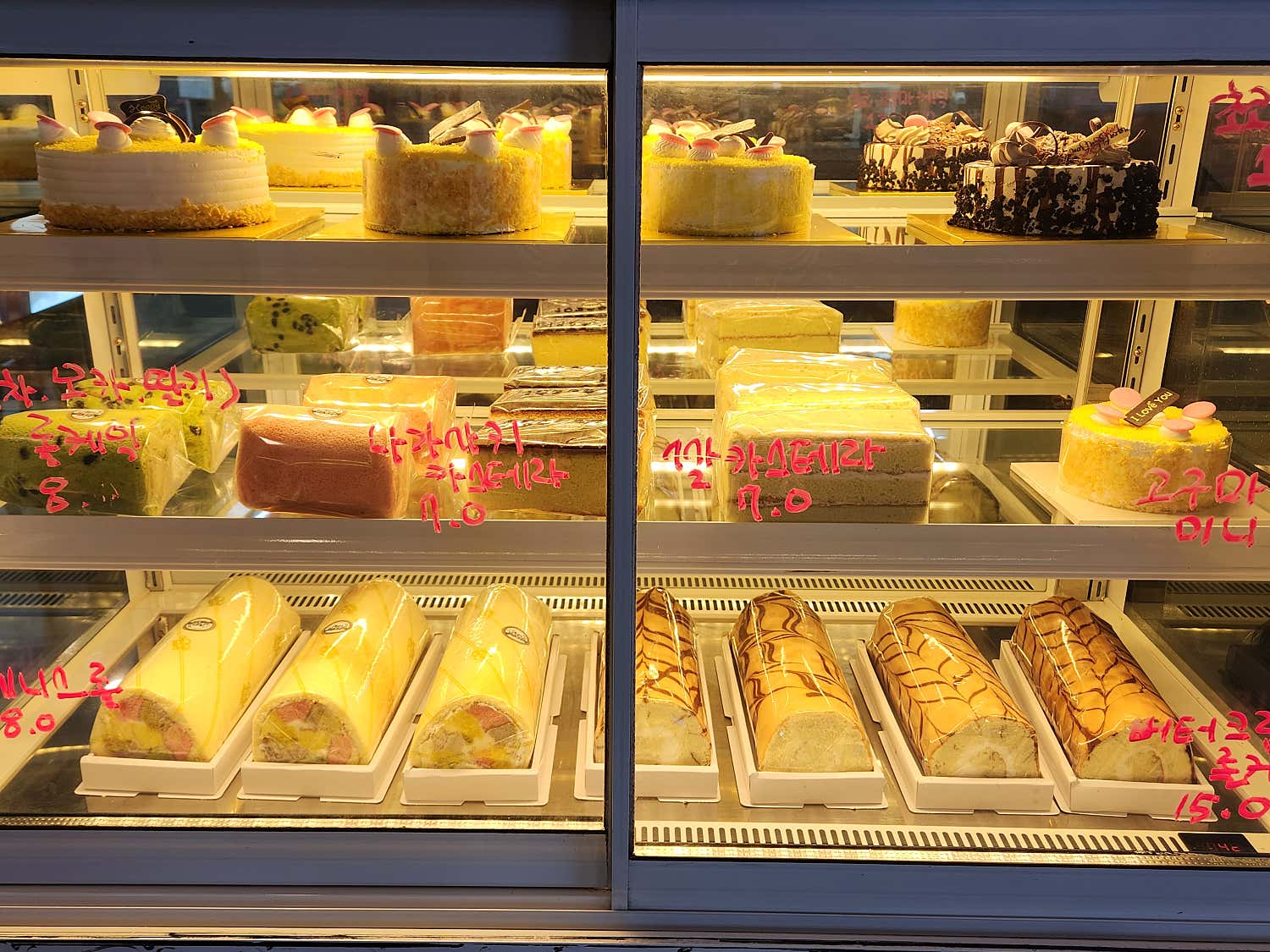 카페 계산대와 빵 진열대