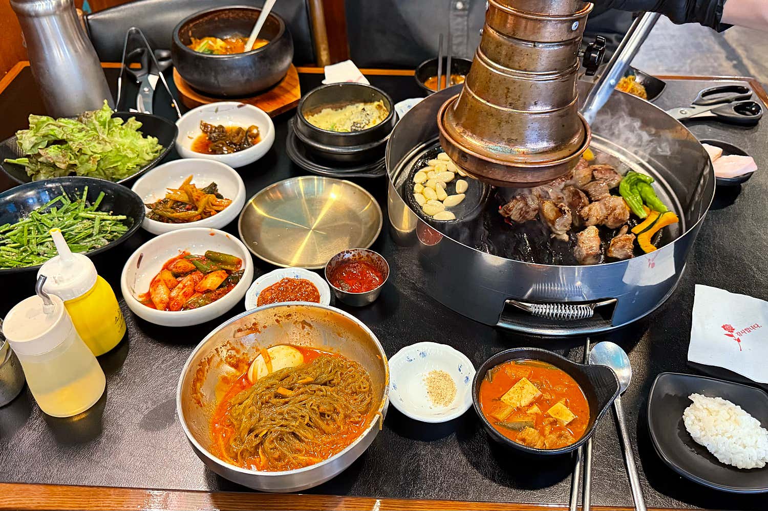 공복식당 밑반찬과 고기