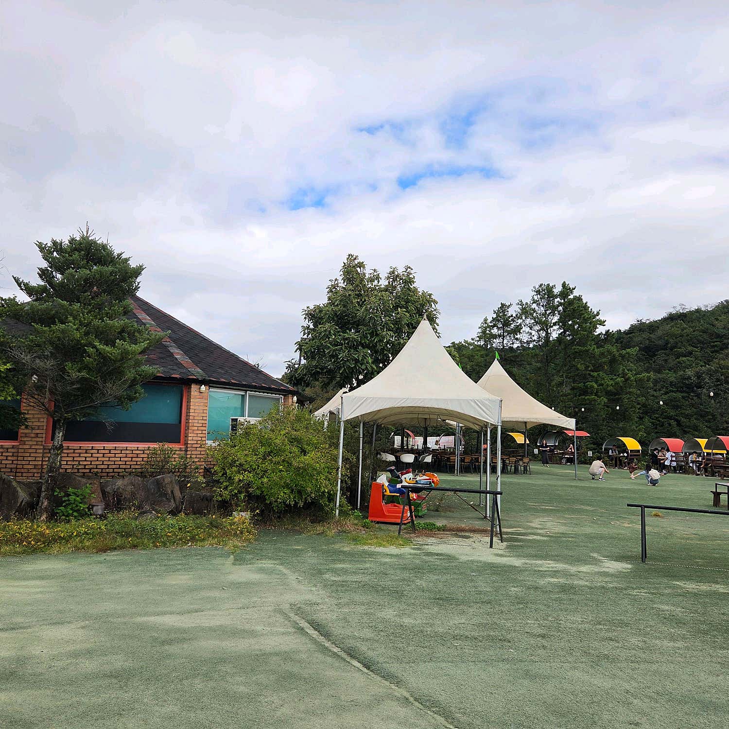 한탄강을 조망하는 한탄강빵명장 외부 전경