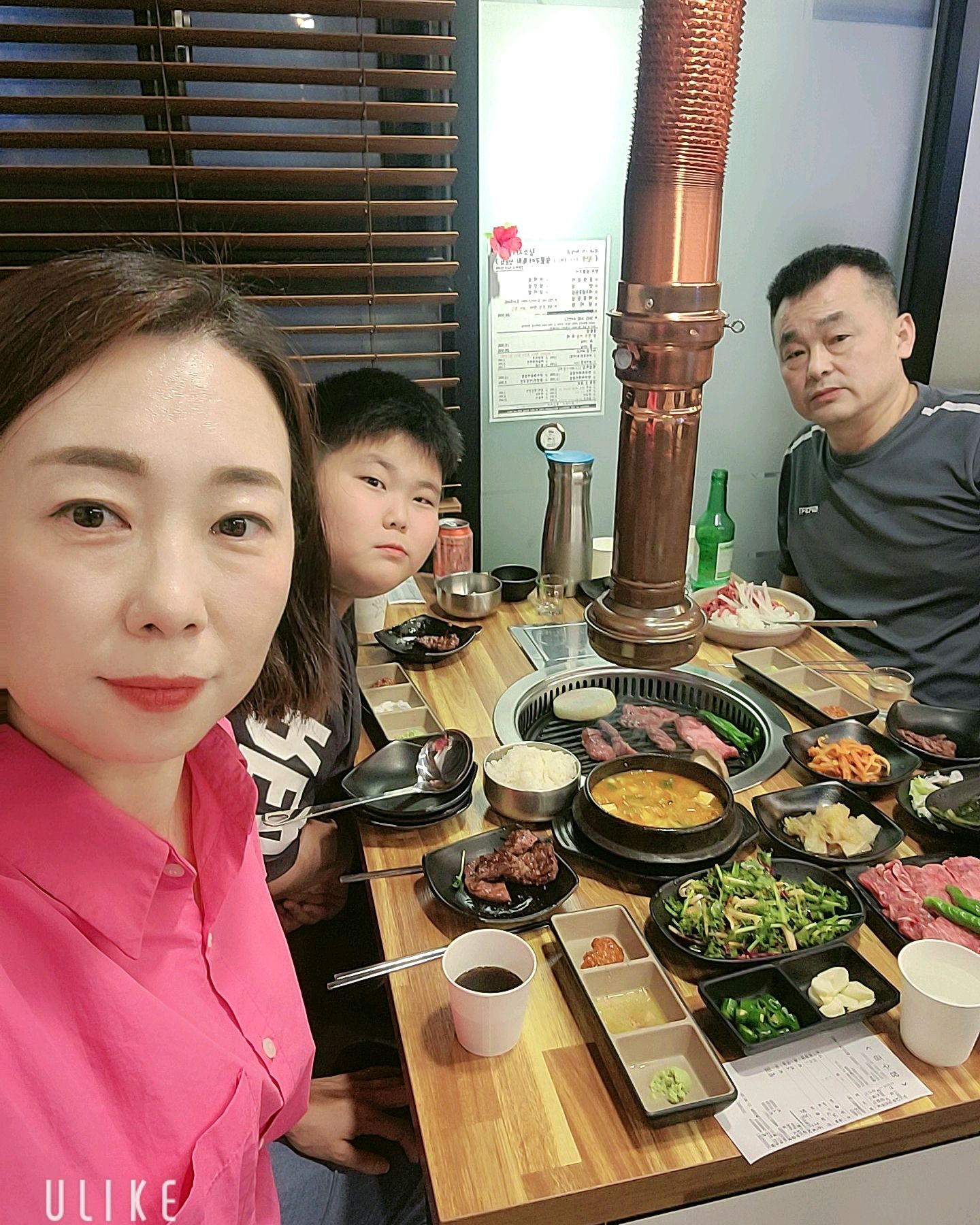 식사 중인 가족들 모습