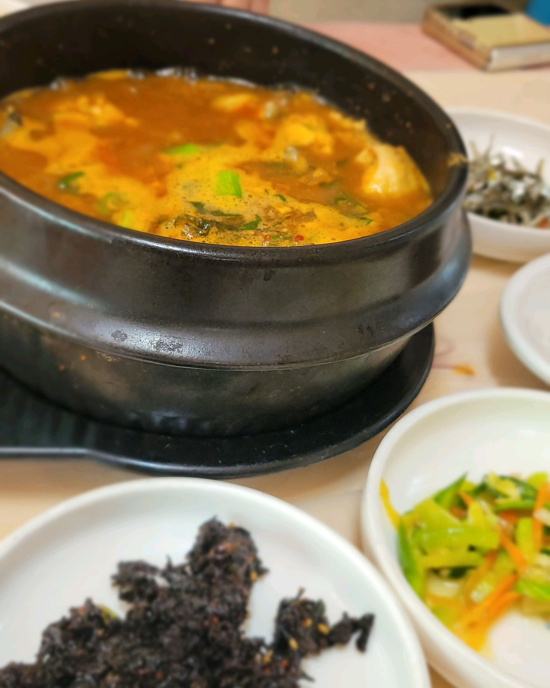 정면에서 바라본 장어탕 뚝배기 모습. 국물이 진해 보인다.