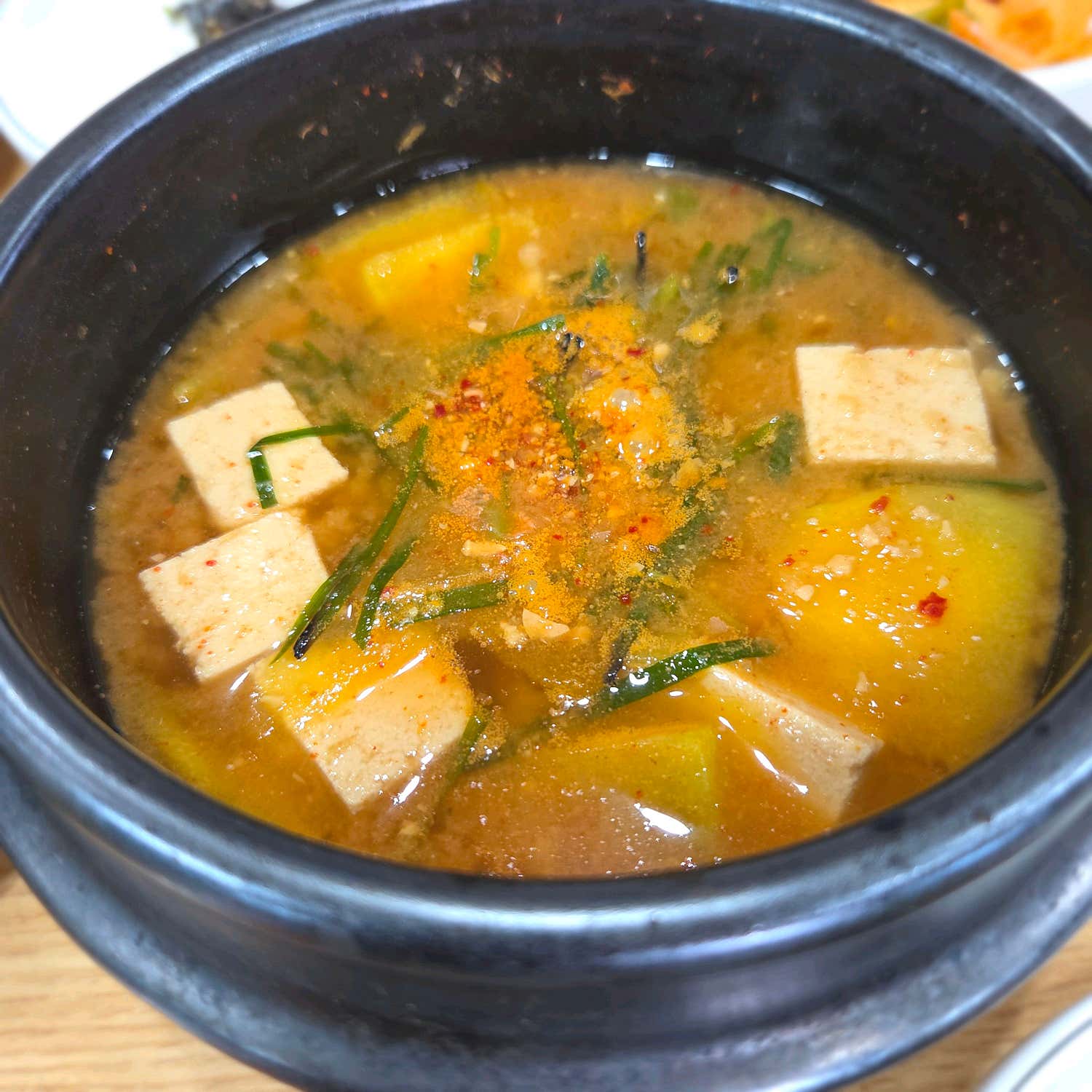 금잔디 우렁이 쌈밥집 정갈한 밑반찬