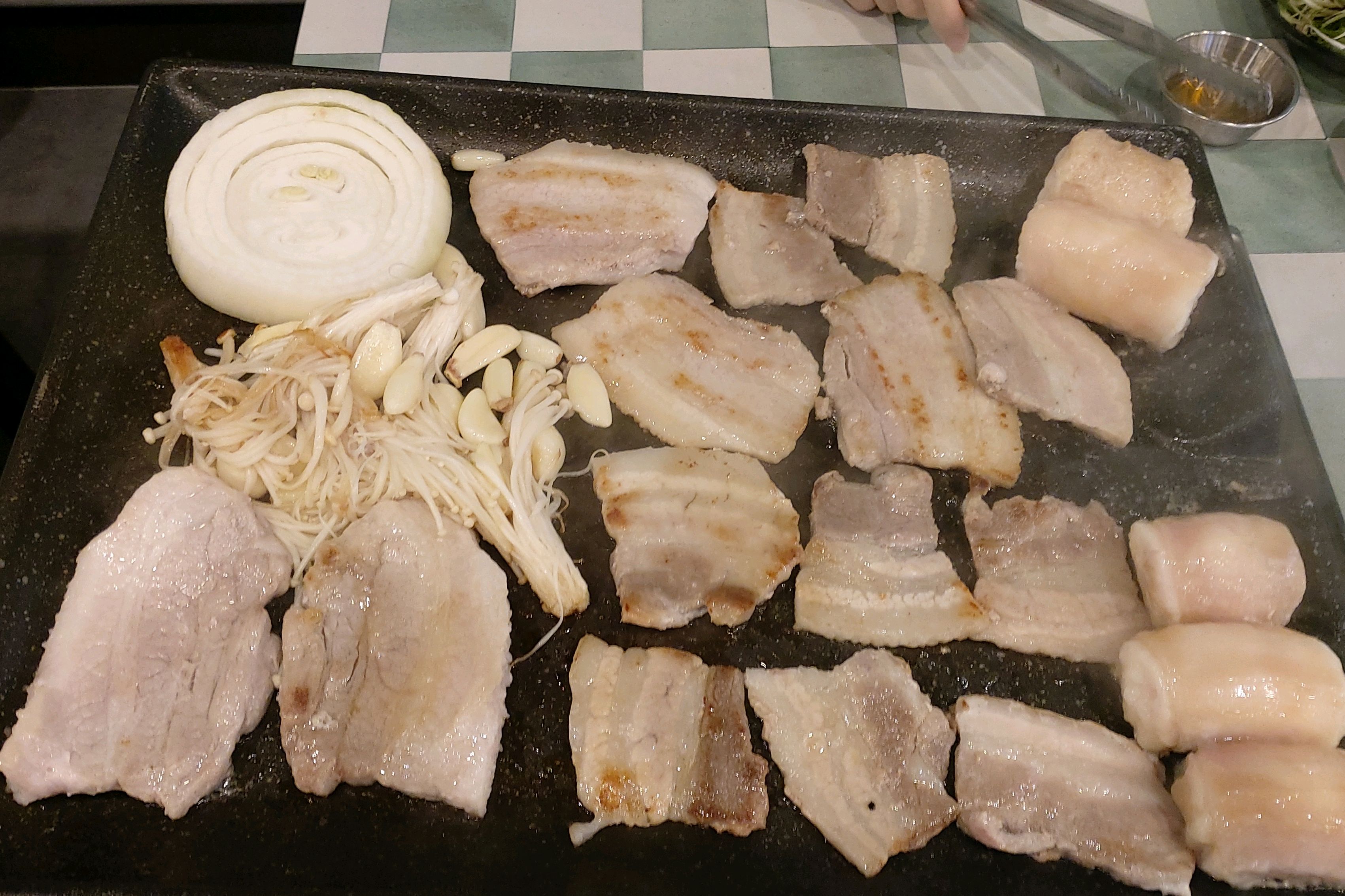 다양한 종류의 고기가 불판에 구워지고 있는 모습