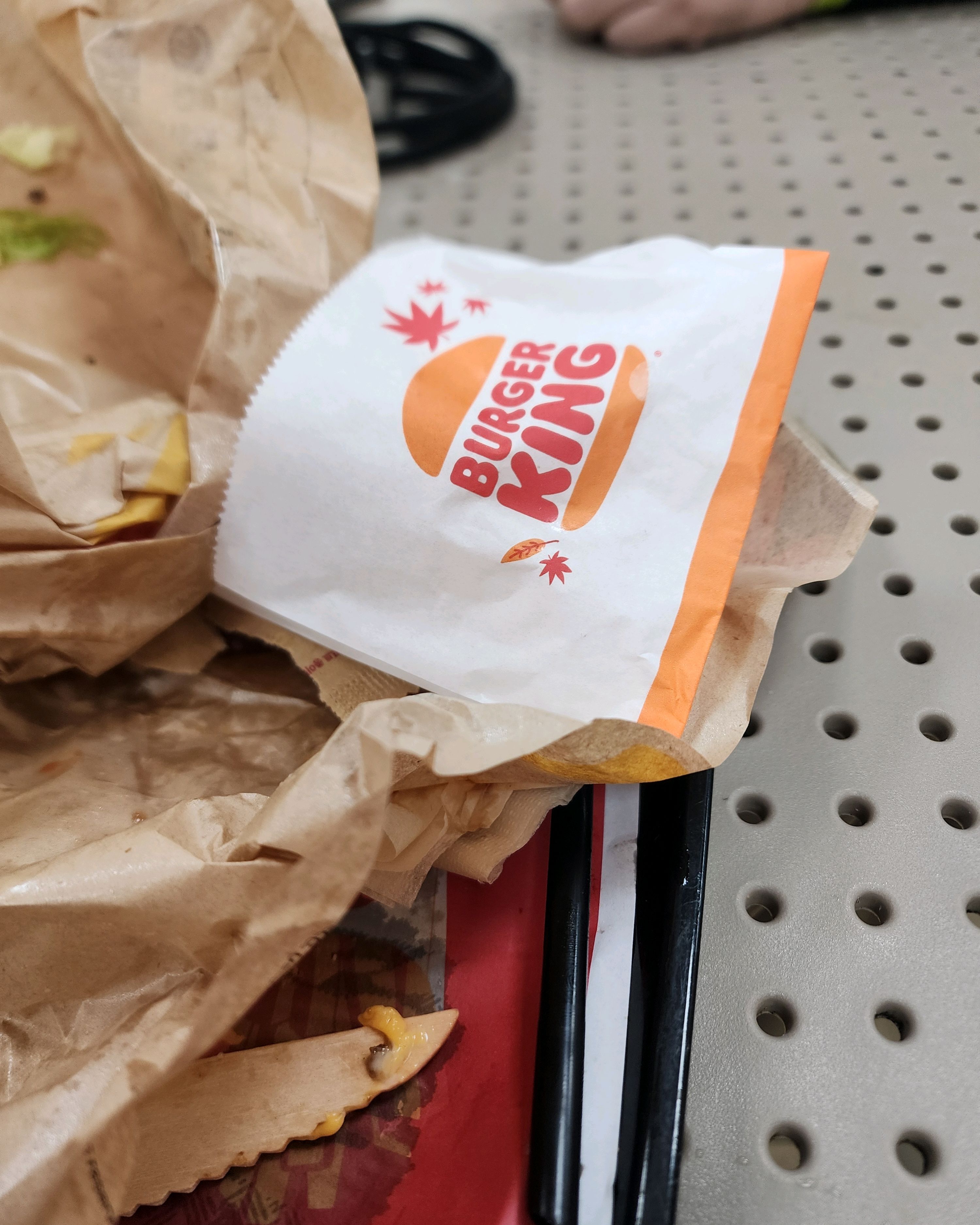 뷔페 음식들을 담고 있는 모습