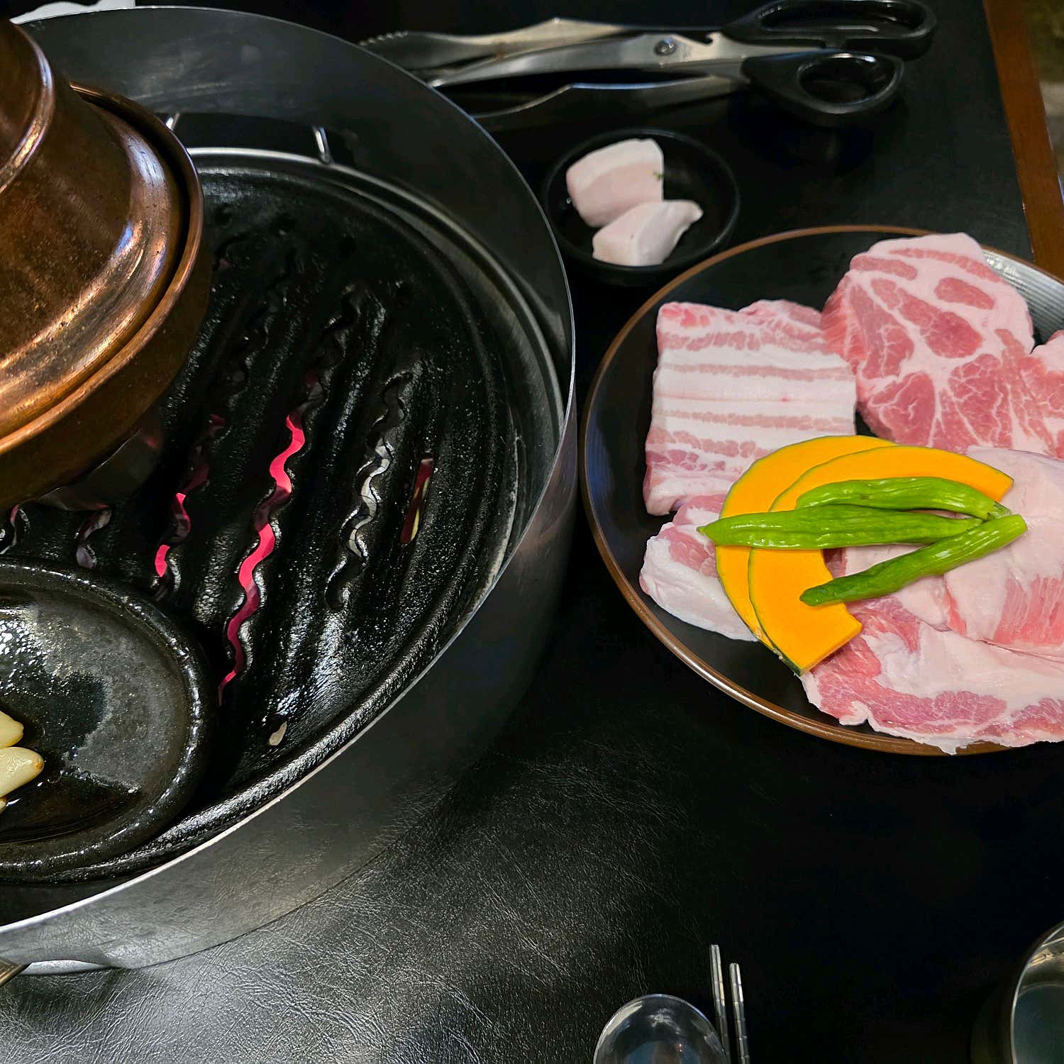 공복식당 불판 위 고기