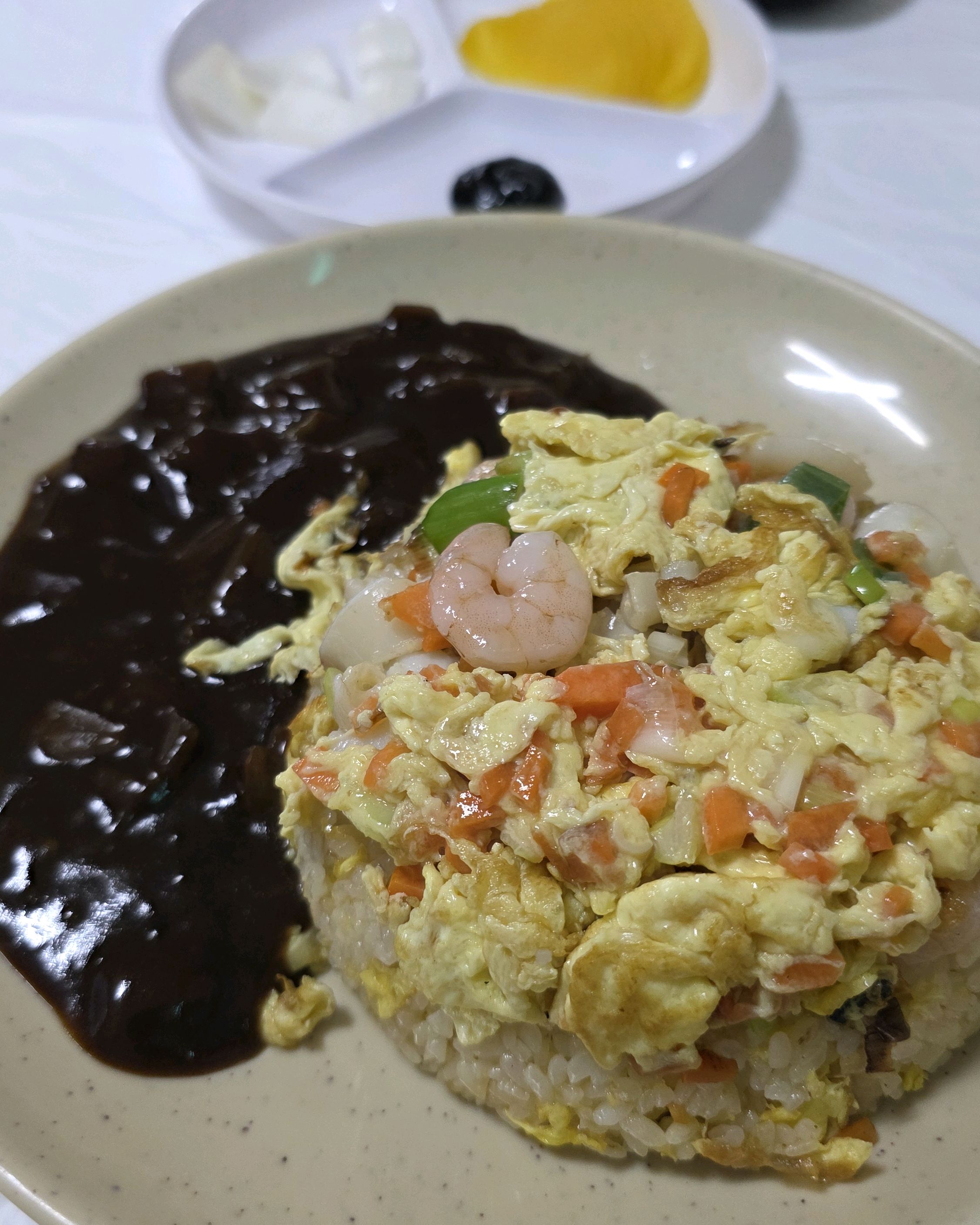 밥 위에 덮인 짜장 소스