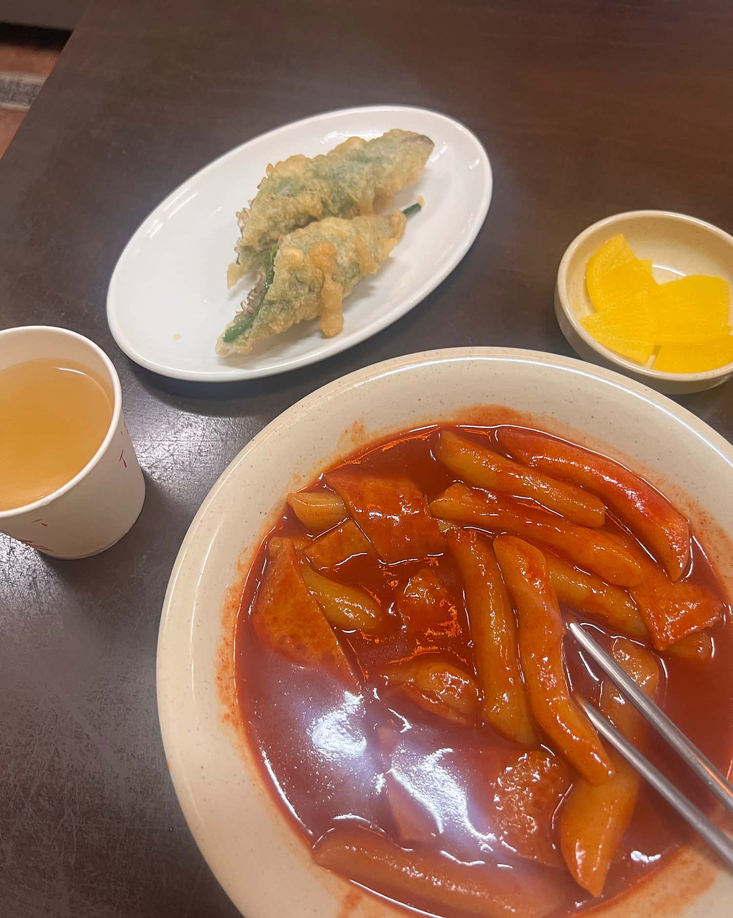 튀김마트 길동 내부 좌석 전경